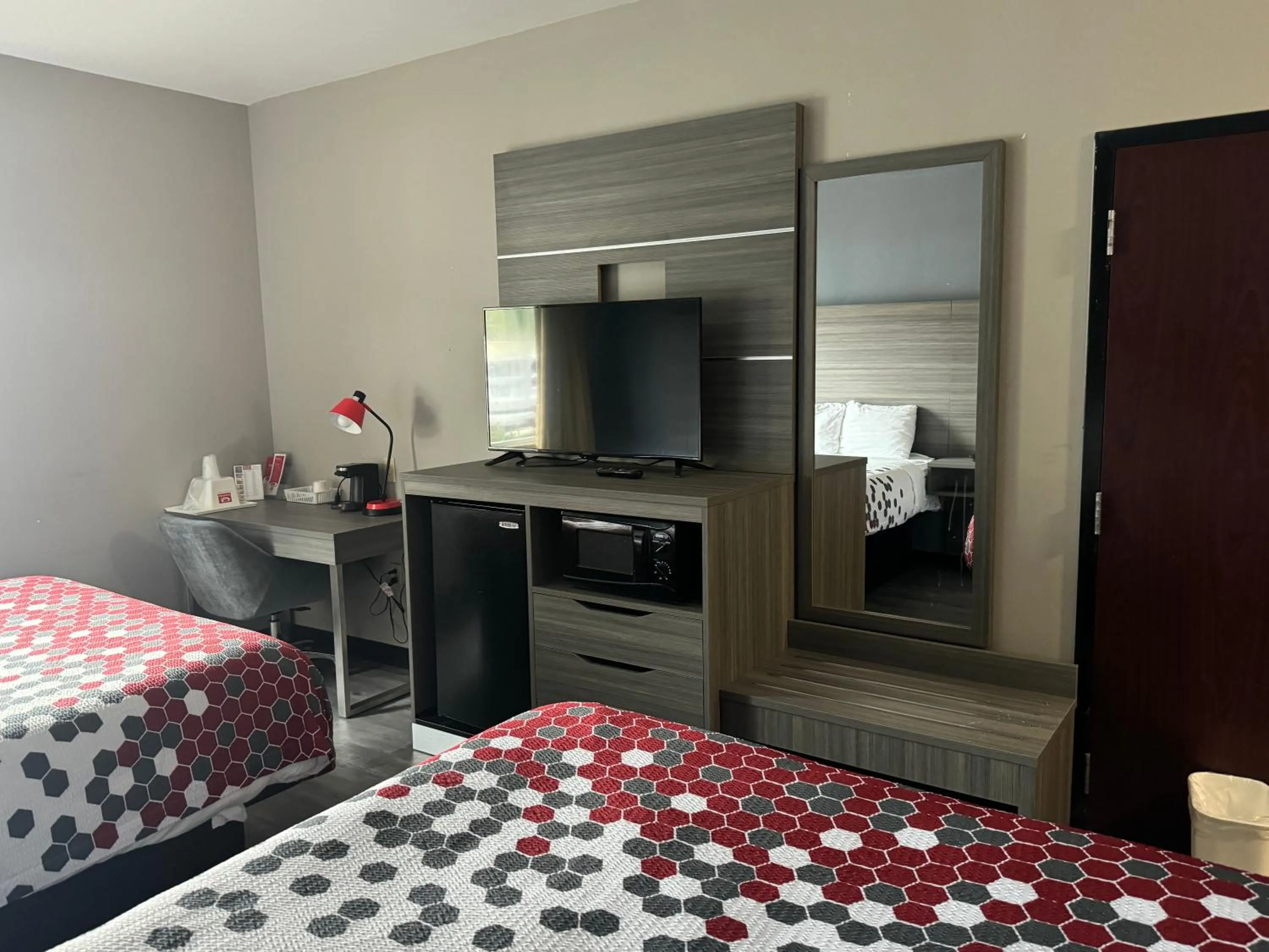 TV and multimedia, Bed in Econo Lodge Inn & Suites Pritchard Road North Little Rock