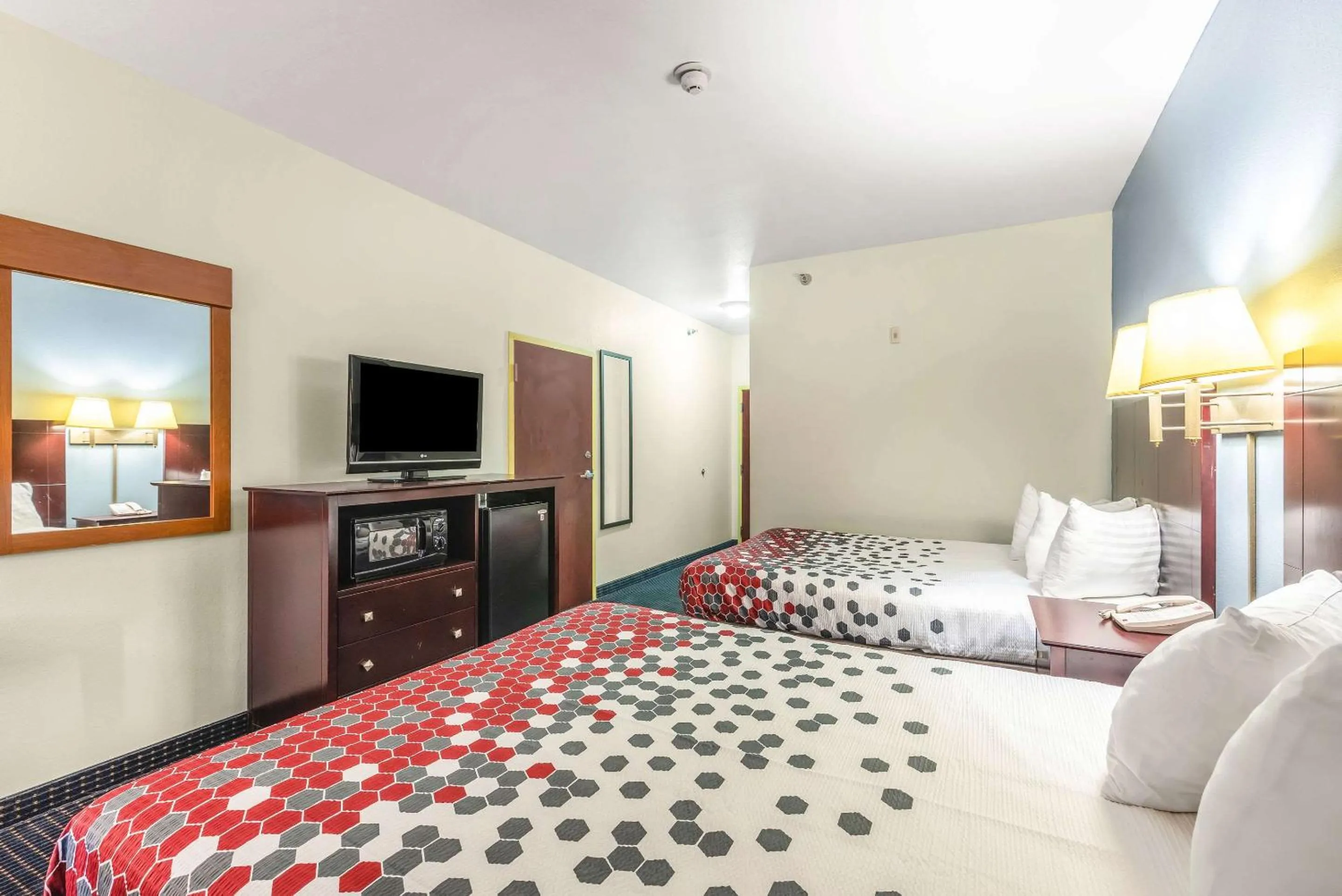 Bedroom, Bed in Econo Lodge Inn & Suites Pritchard Road North Little Rock