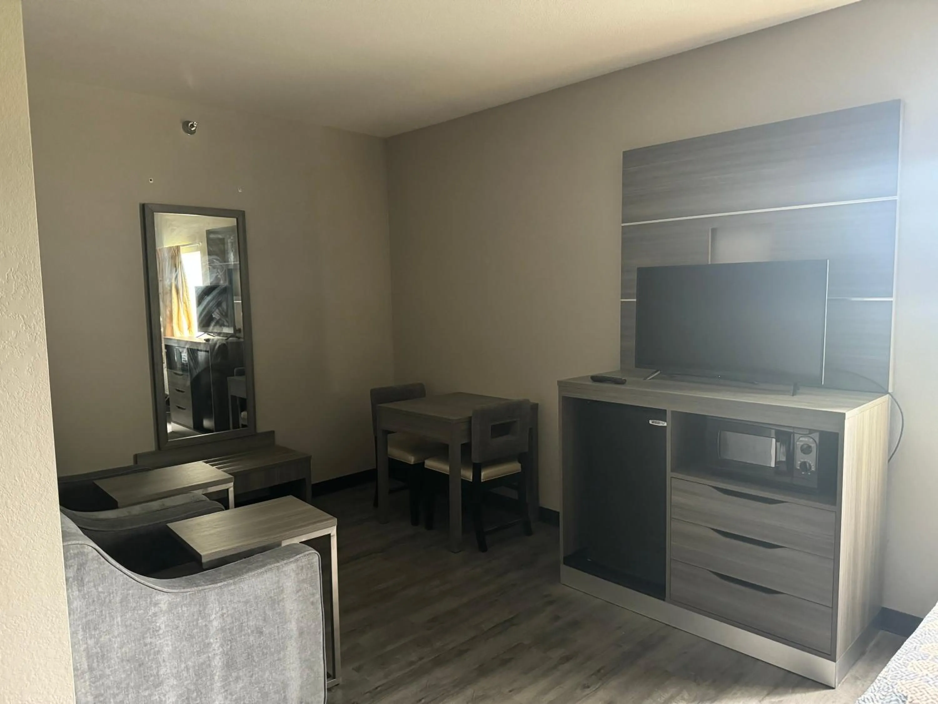 TV and multimedia in Econo Lodge Inn & Suites Pritchard Road North Little Rock