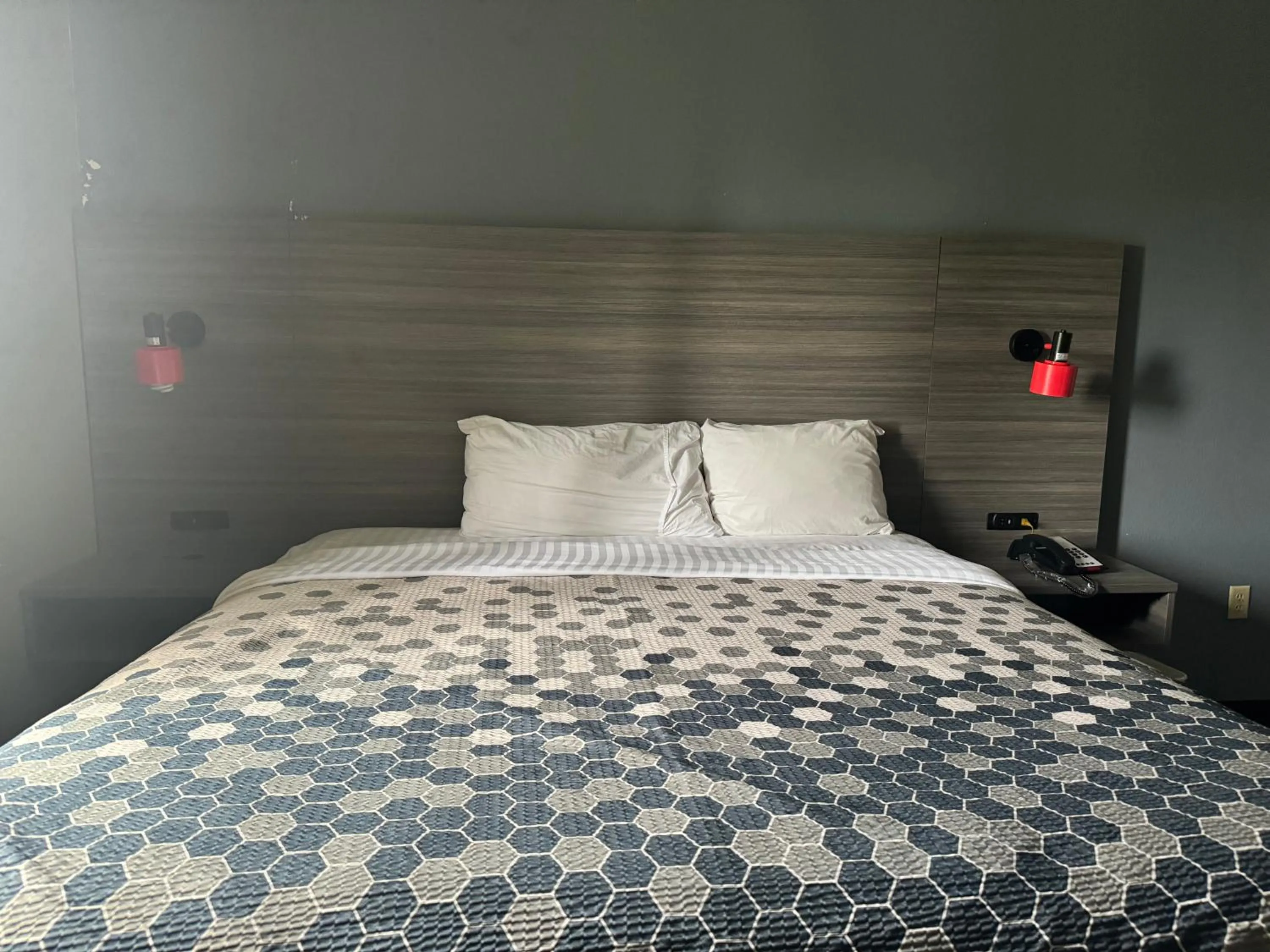 Bed in Econo Lodge Inn & Suites Pritchard Road North Little Rock