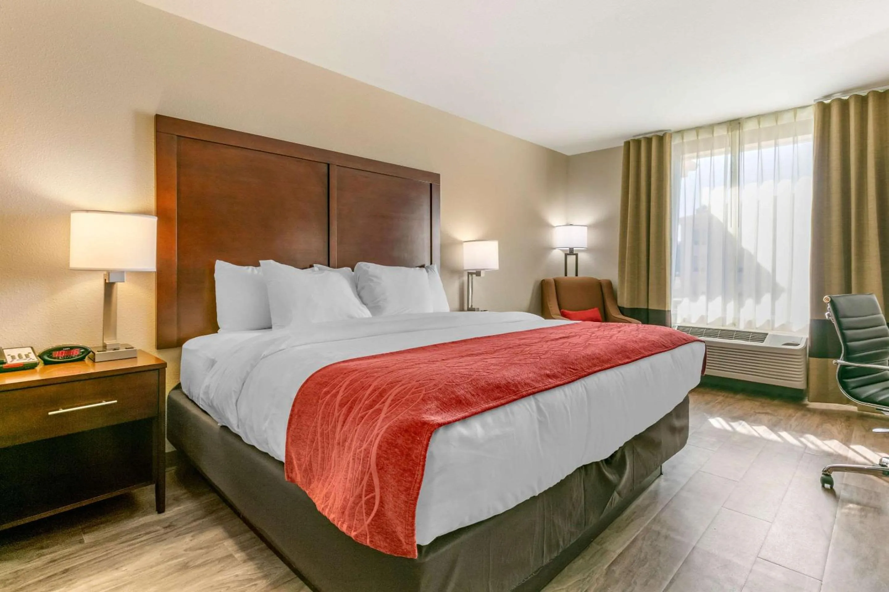 Bedroom, Bed in Comfort Inn & Suites Van Buren - Fort Smith