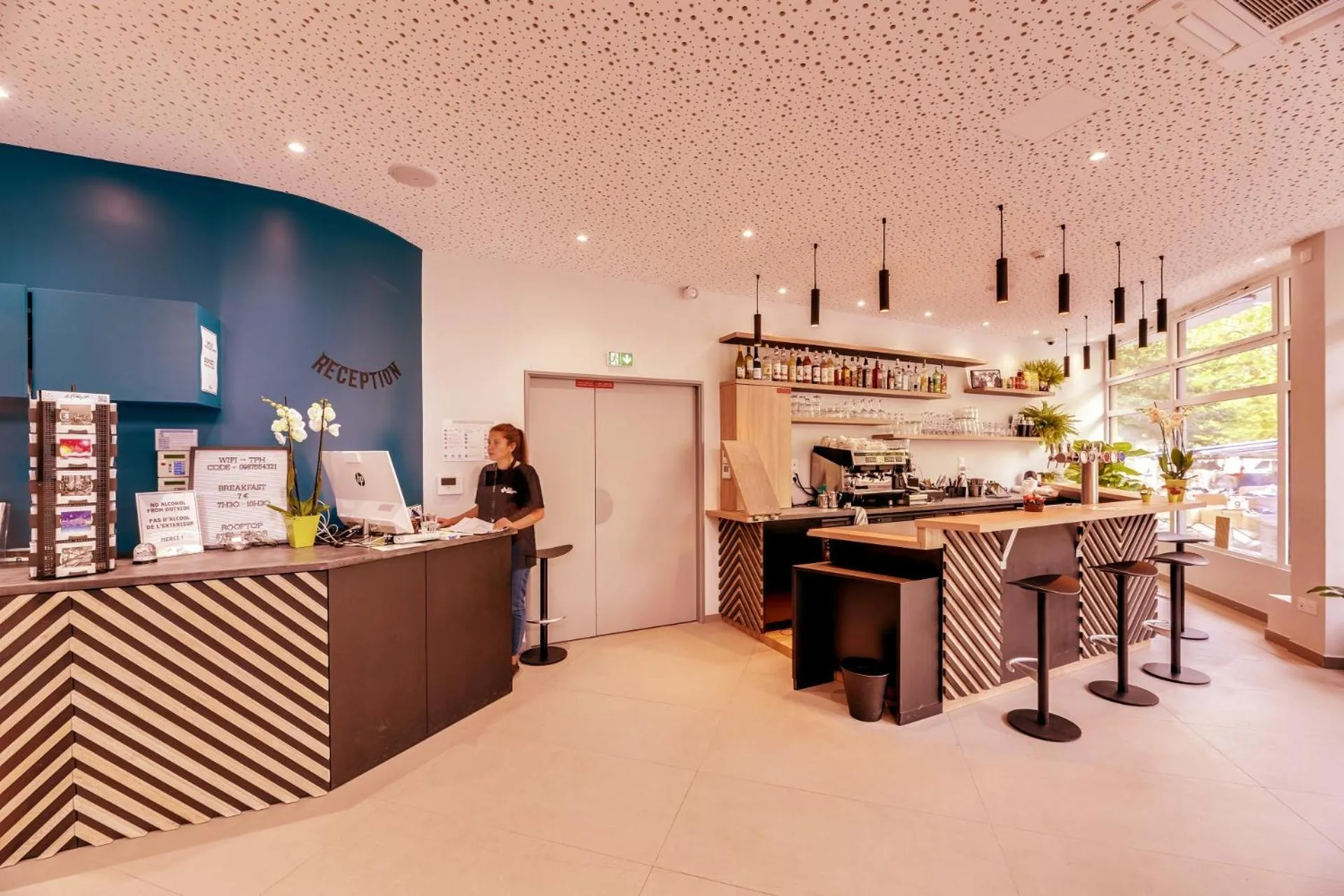 Staff in The People - Paris Bercy