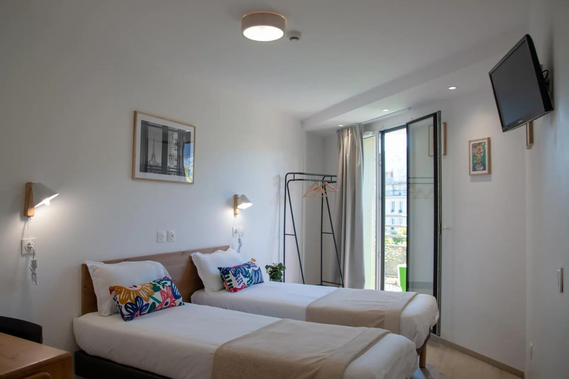 Photo of the whole room, Bed in The People - Paris Bercy