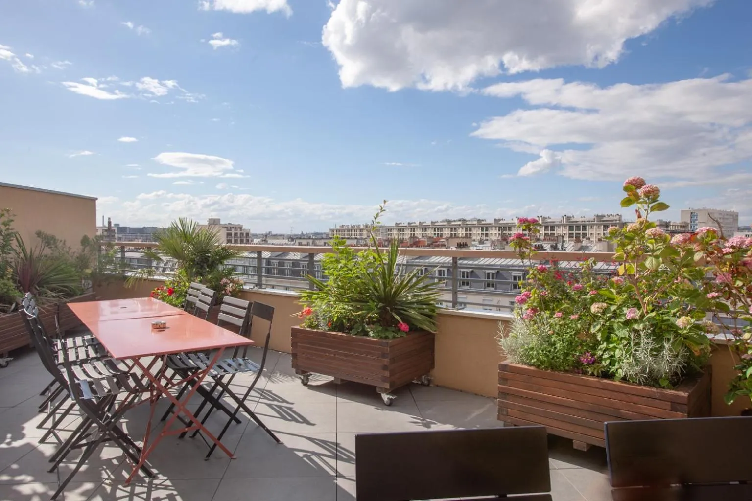 Patio in The People - Paris Bercy