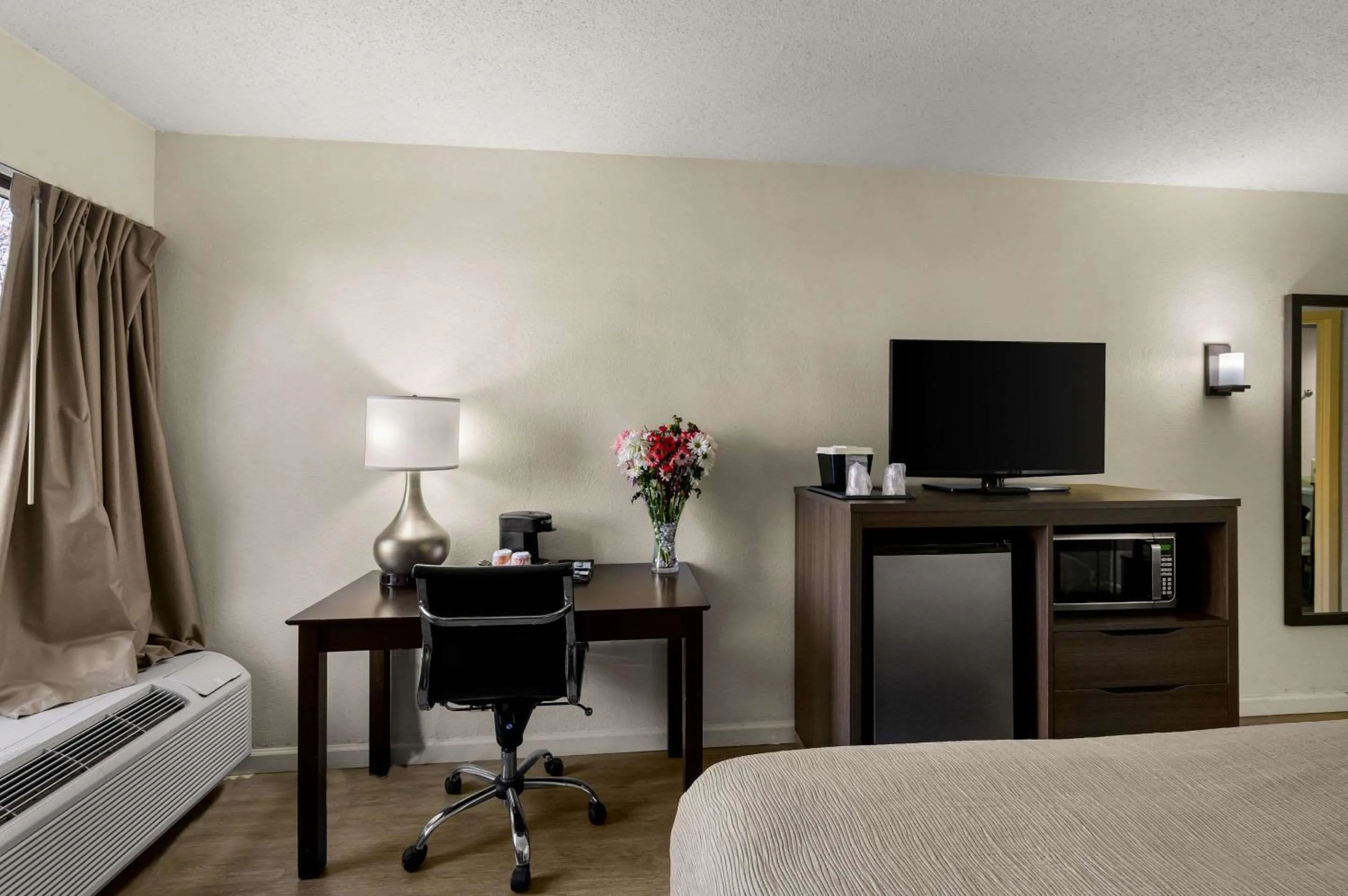 TV and multimedia, Bed in Quality Inn & Suites North Little Rock