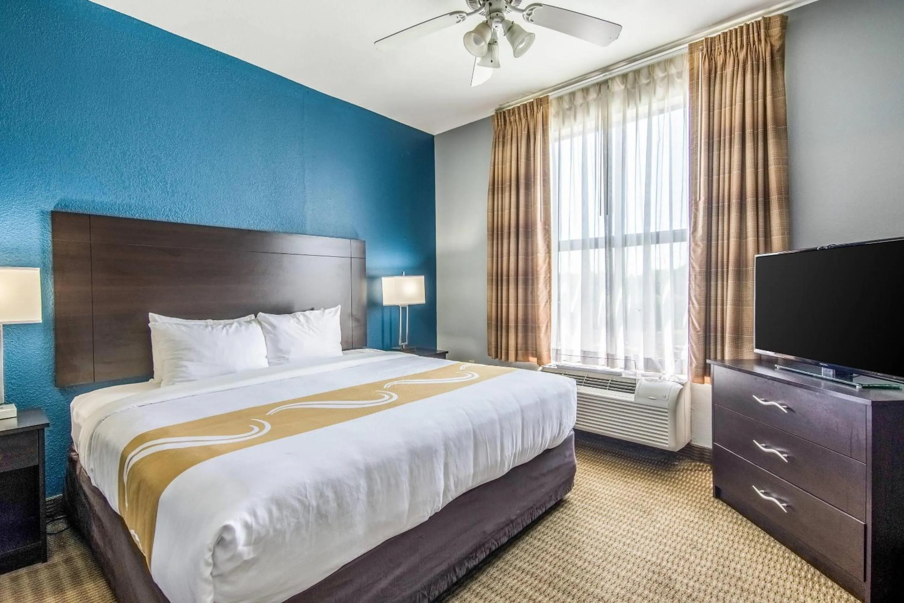 Bedroom, Bed in Quality Suites Maumelle - Little Rock Northwest