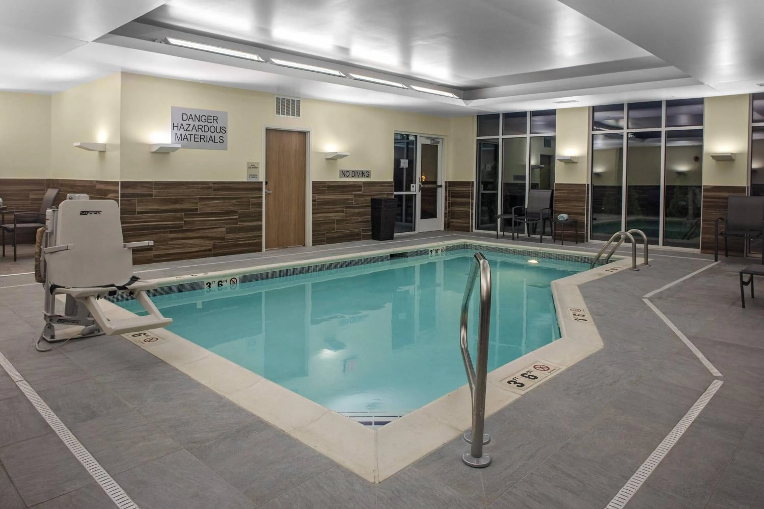 Swimming pool in Fairfield Inn & Suites by Marriott Indianapolis Greenfield