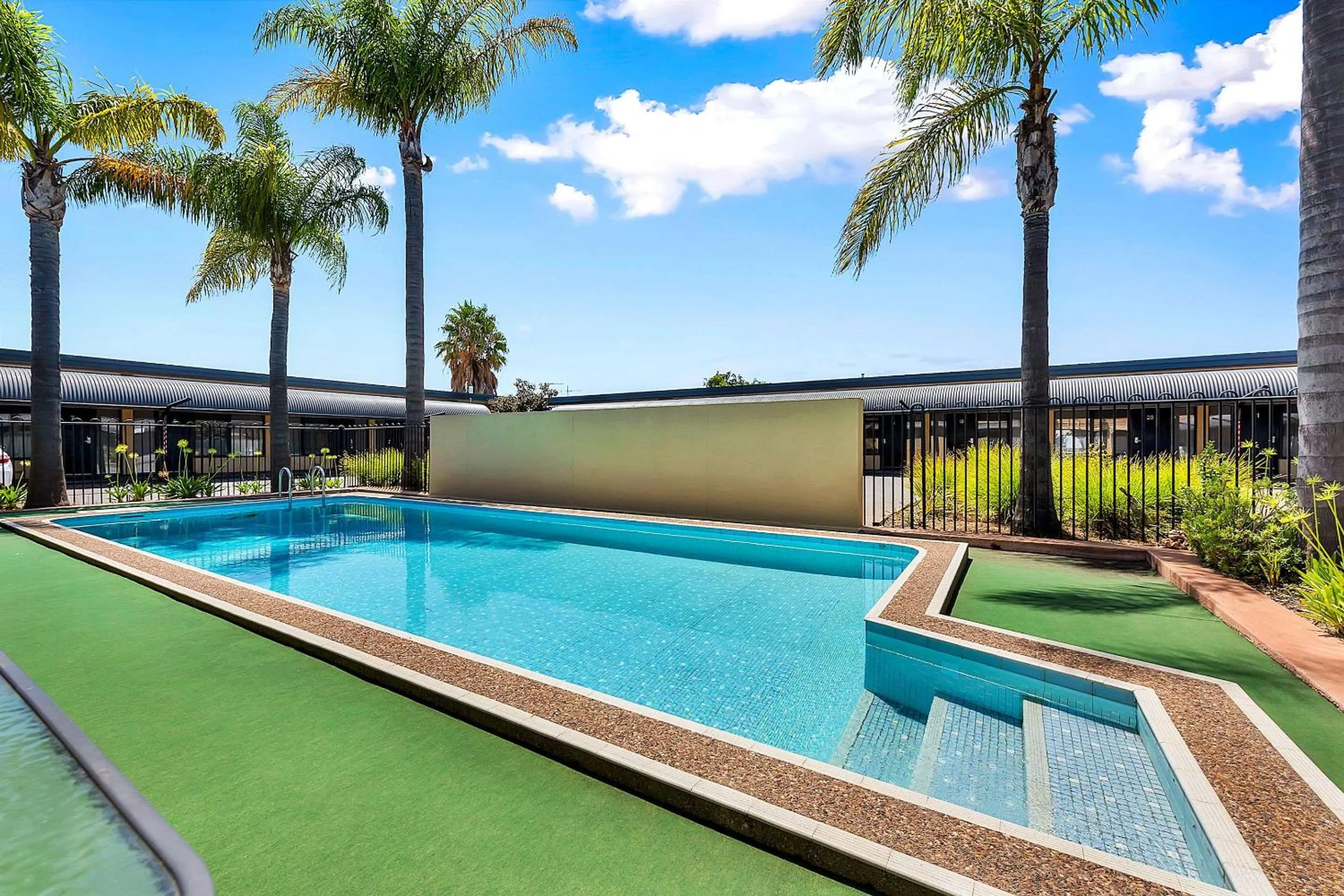 Swimming pool in Comfort Inn & Suites Manhattan