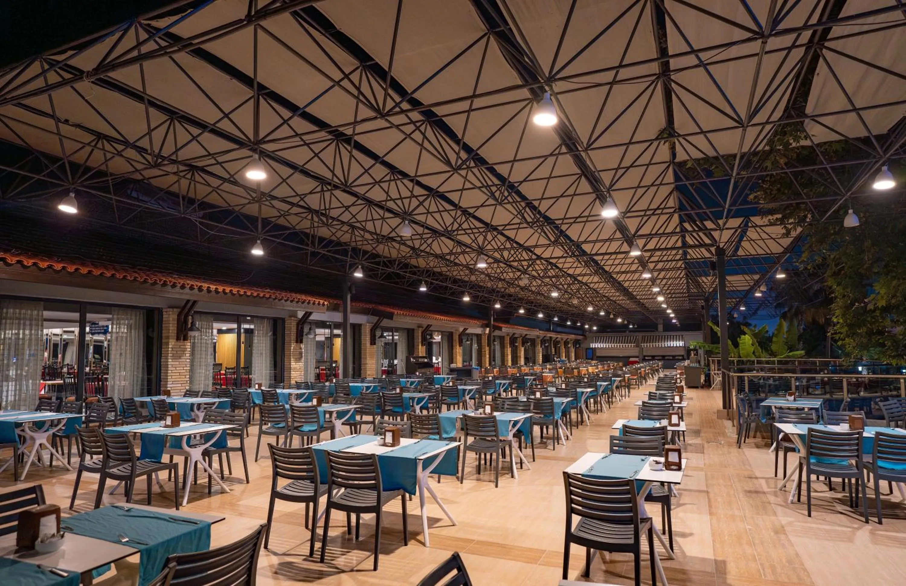 Restaurant/places to eat in Master Family Club