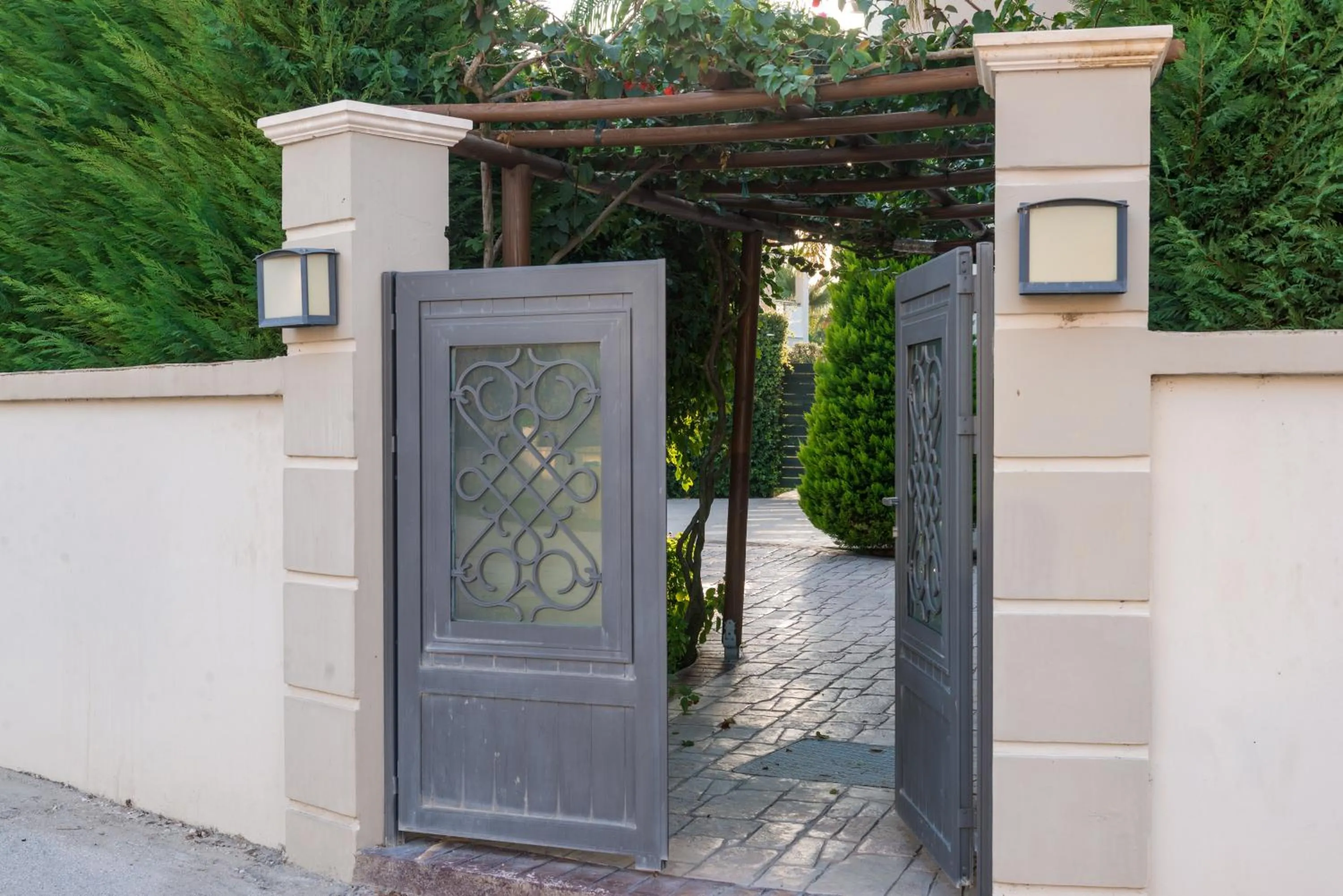 Facade/entrance in Mamfredas Luxury Resort
