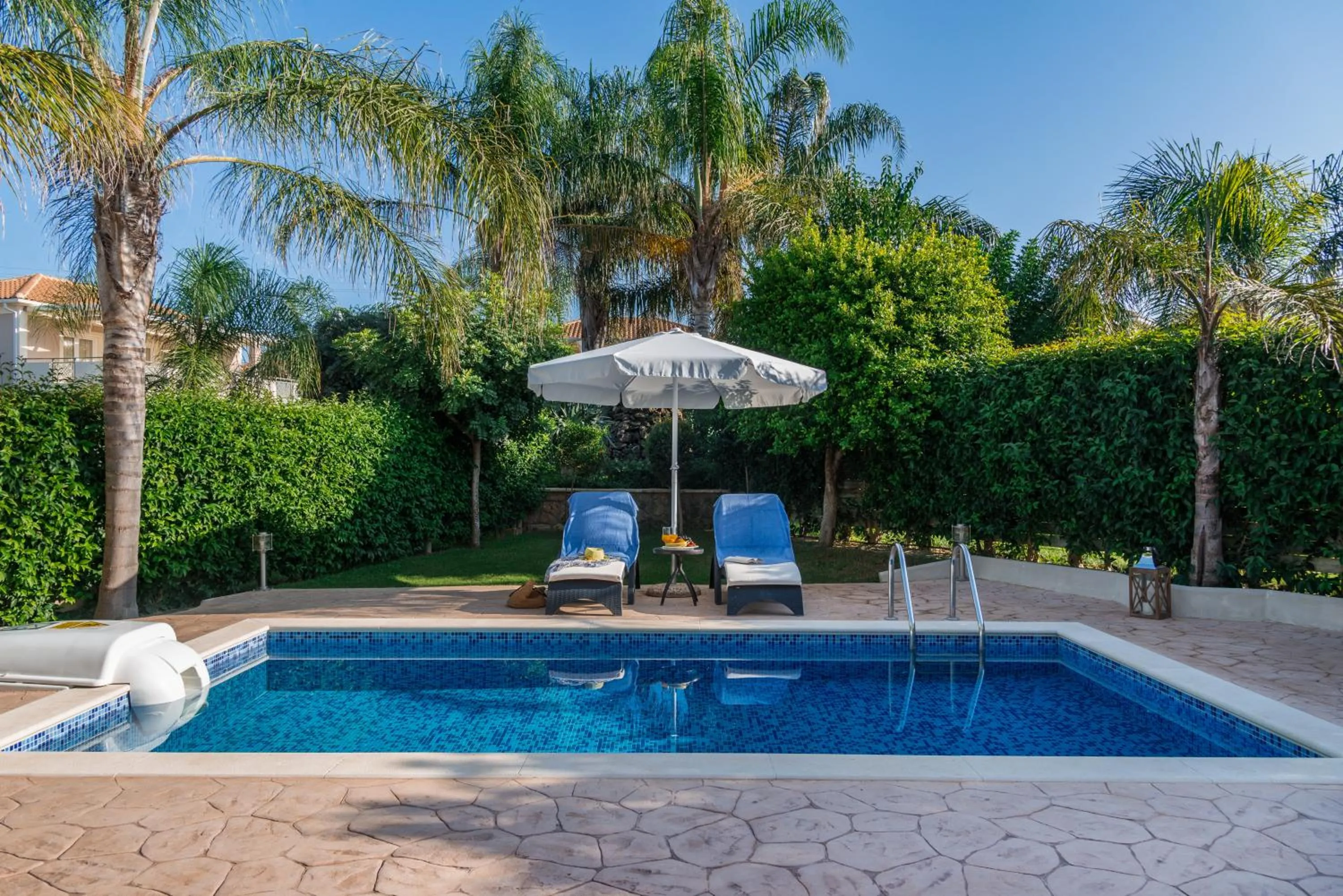 Swimming pool in Mamfredas Luxury Resort