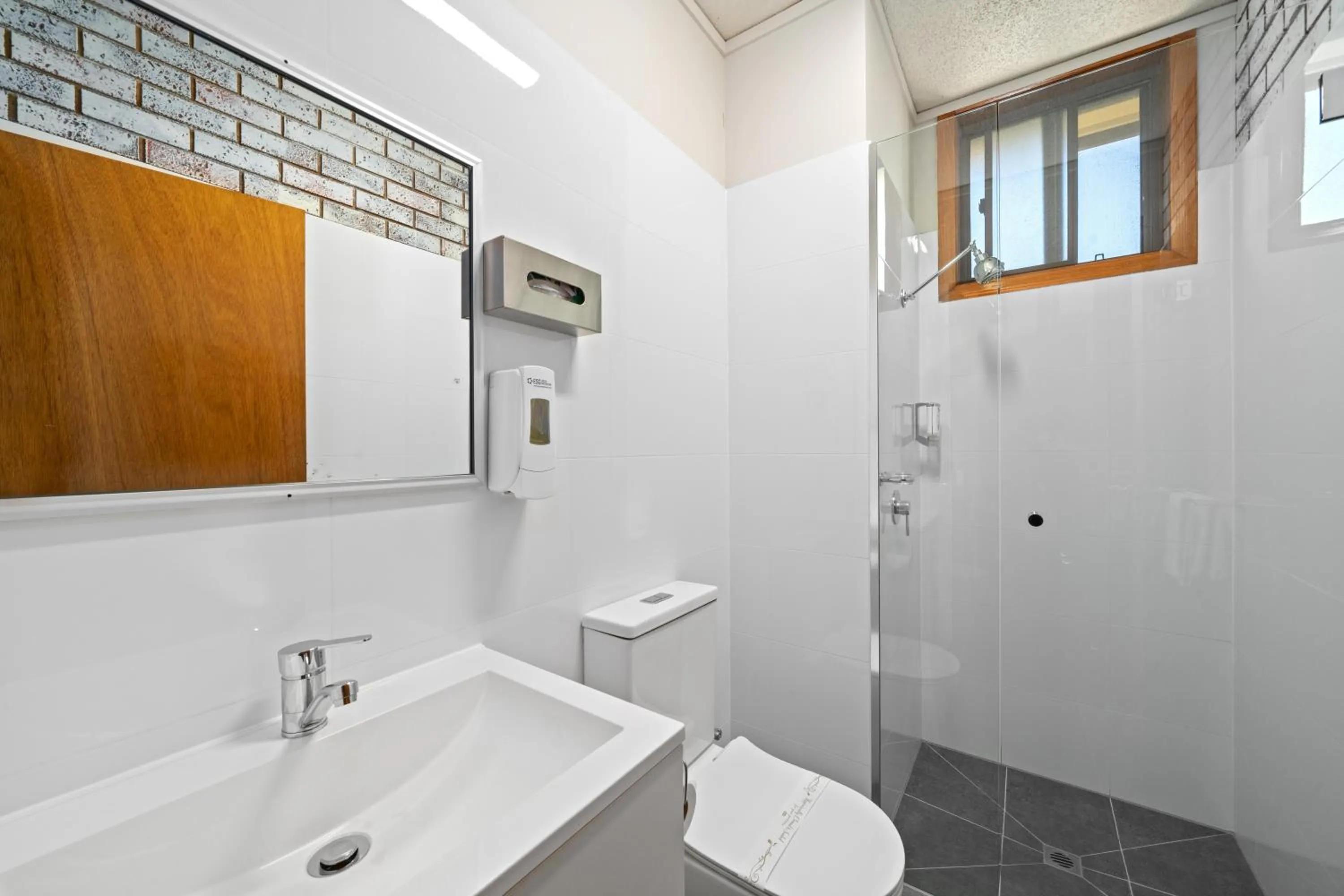 Shower in Comfort Inn Benalla