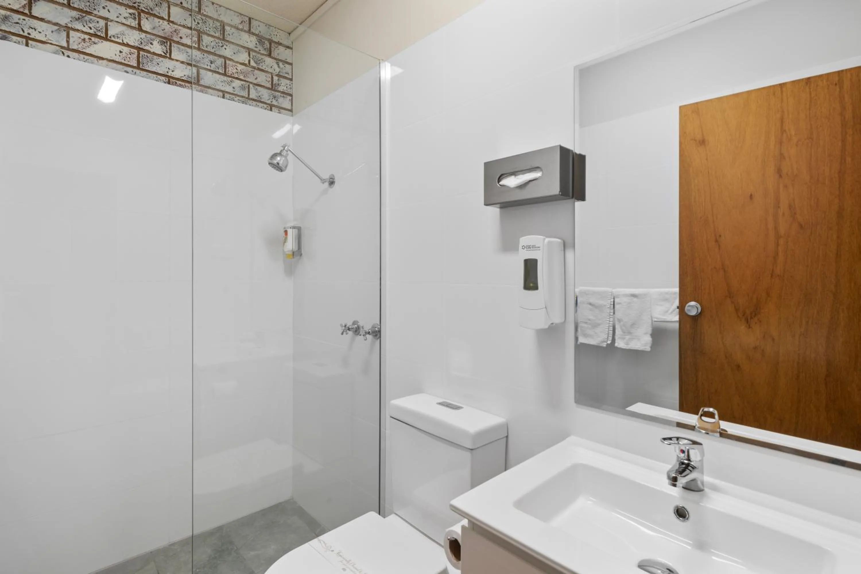 Shower in Comfort Inn Benalla