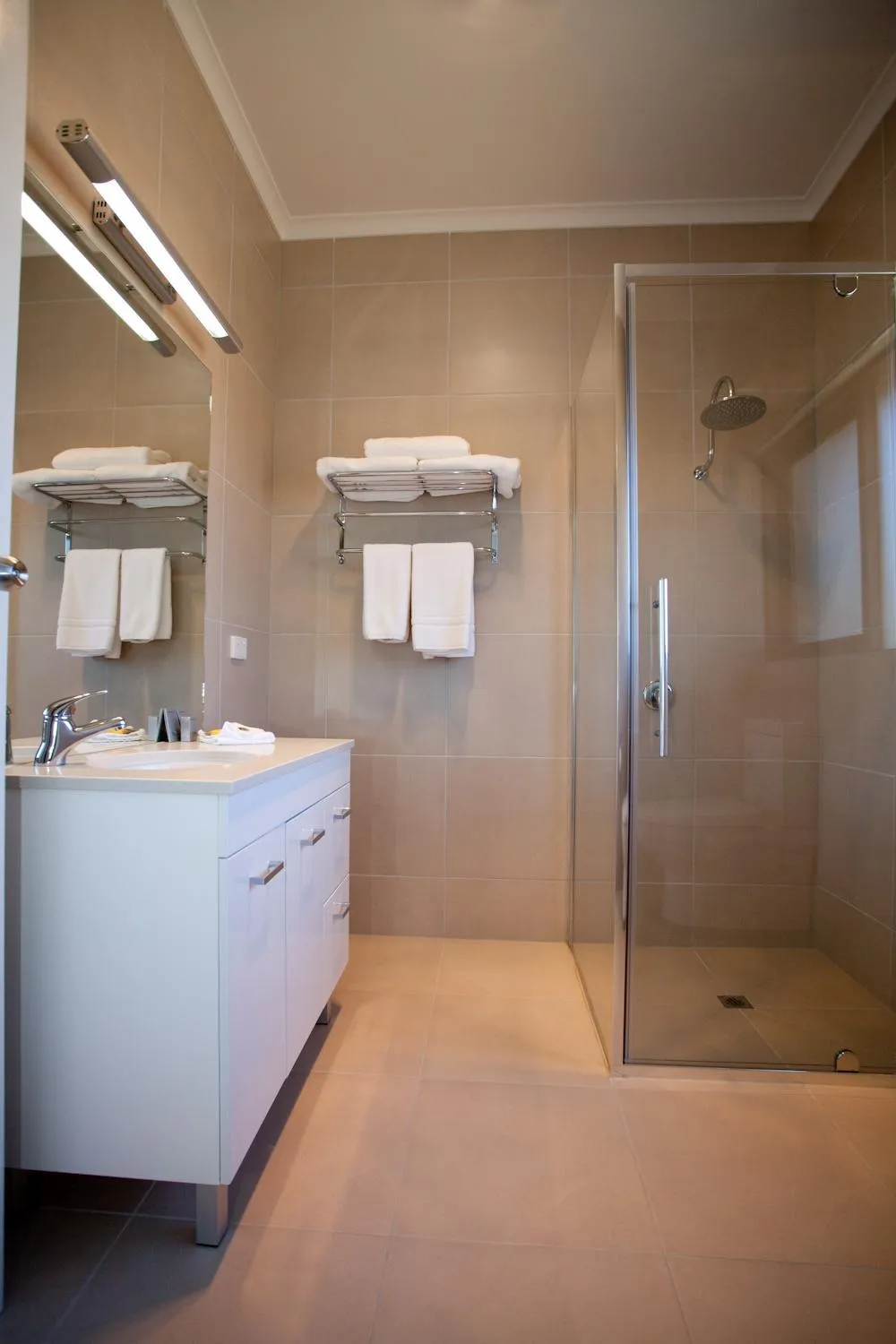 Shower in Mercure Port of Echuca