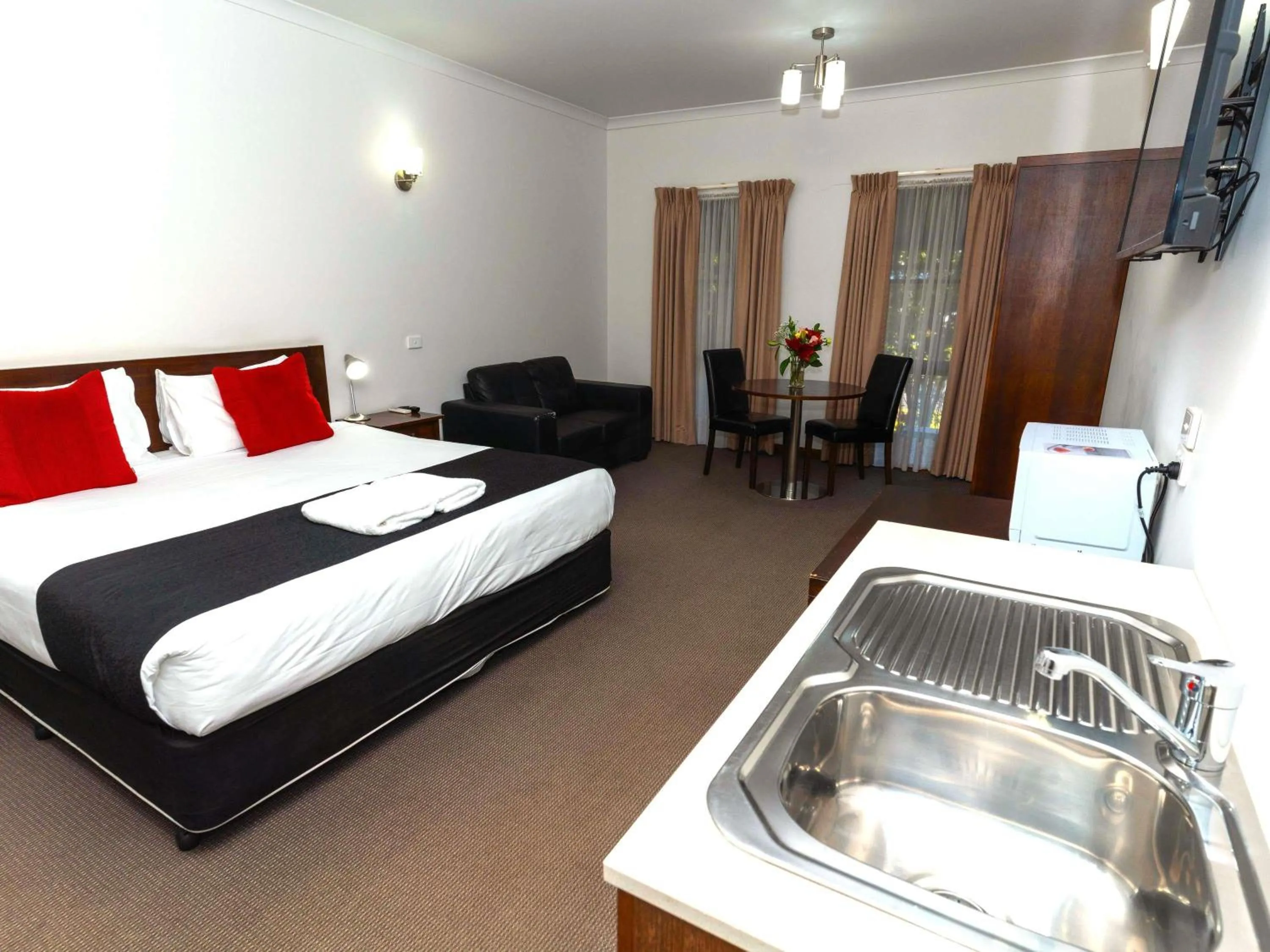 Bedroom, Bed in Mercure Port of Echuca