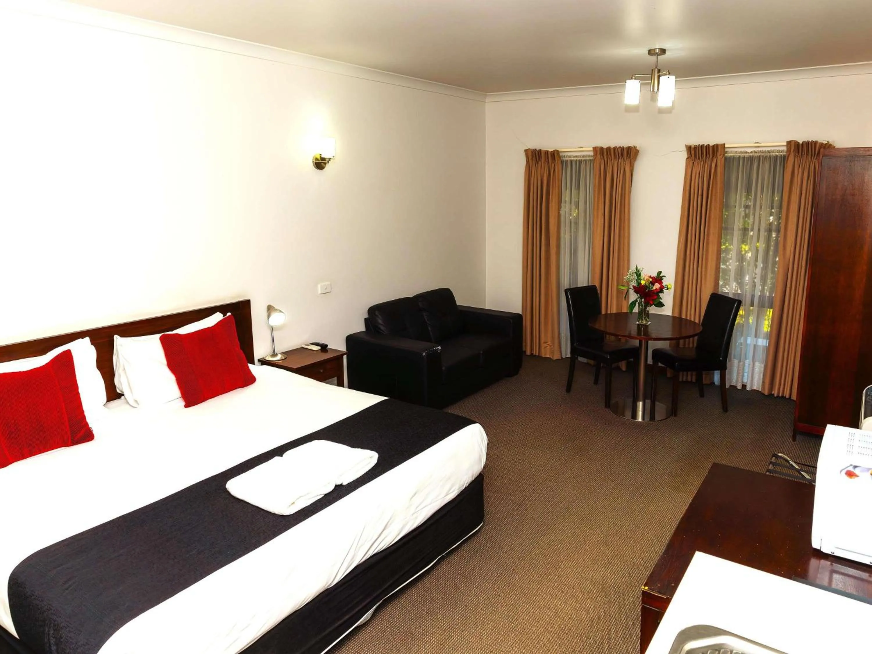 Bedroom, Bed in Mercure Port of Echuca