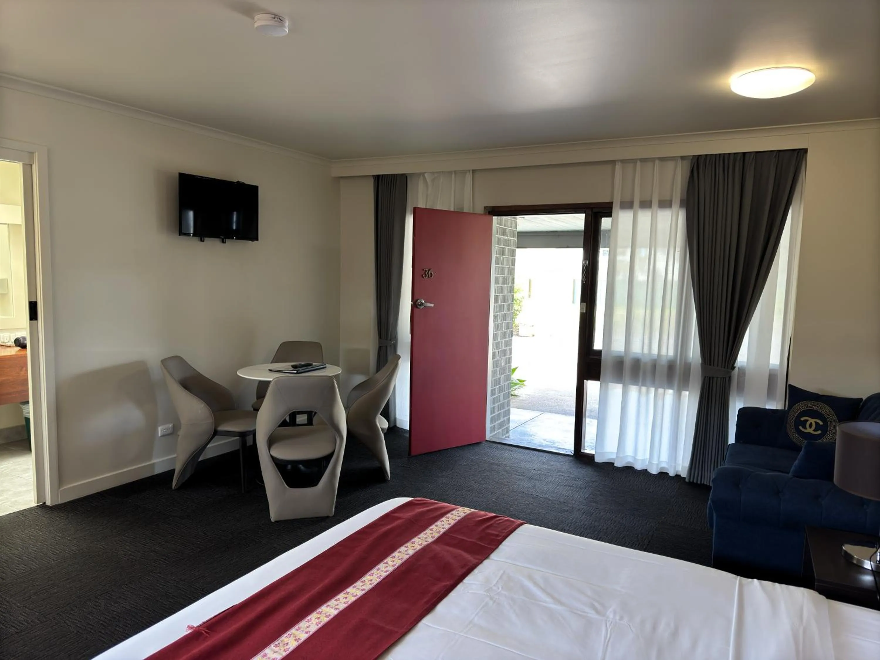 Seating area, Bed in Botanical Hamilton