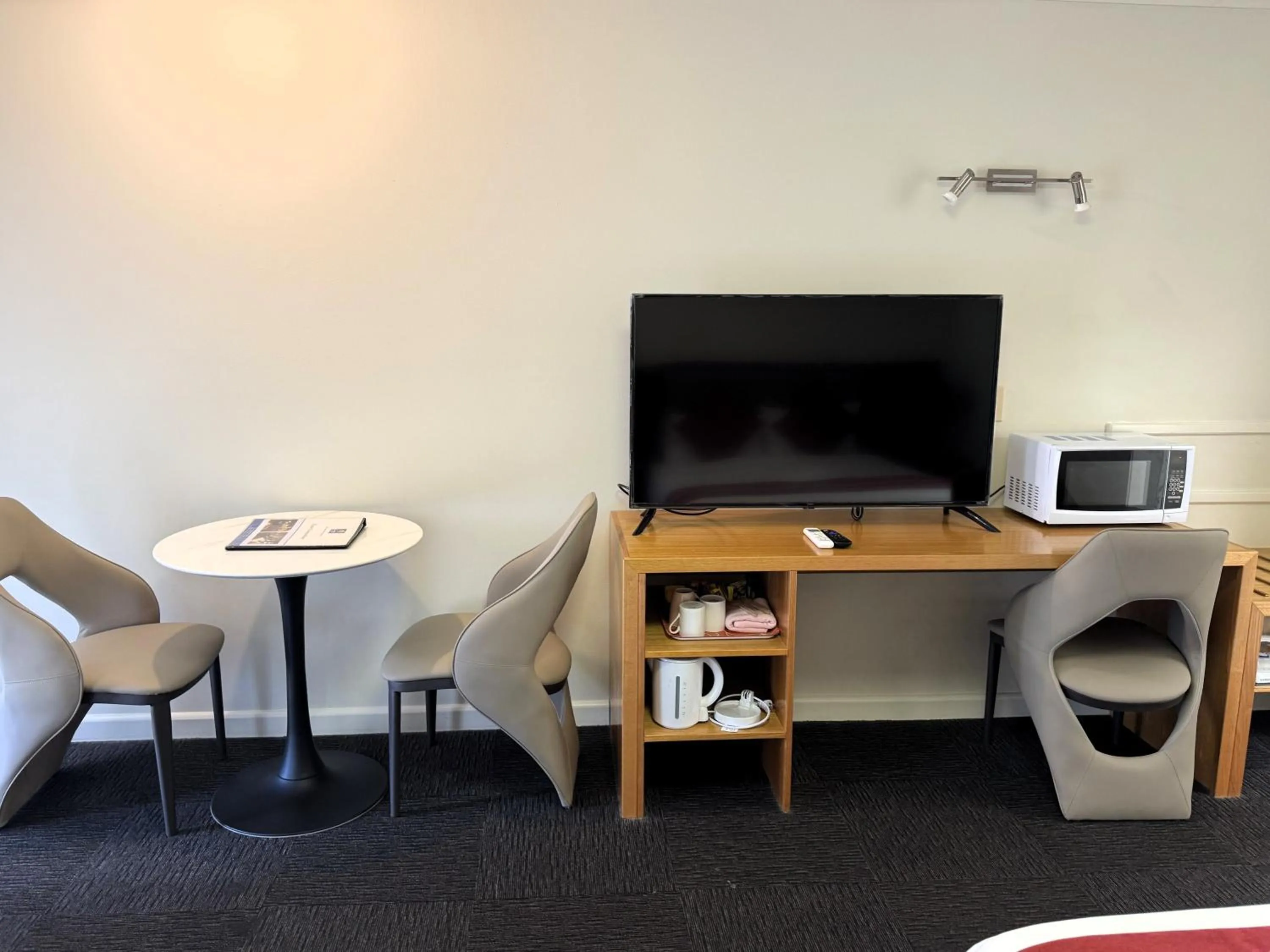 Evening entertainment in Botanical Hamilton