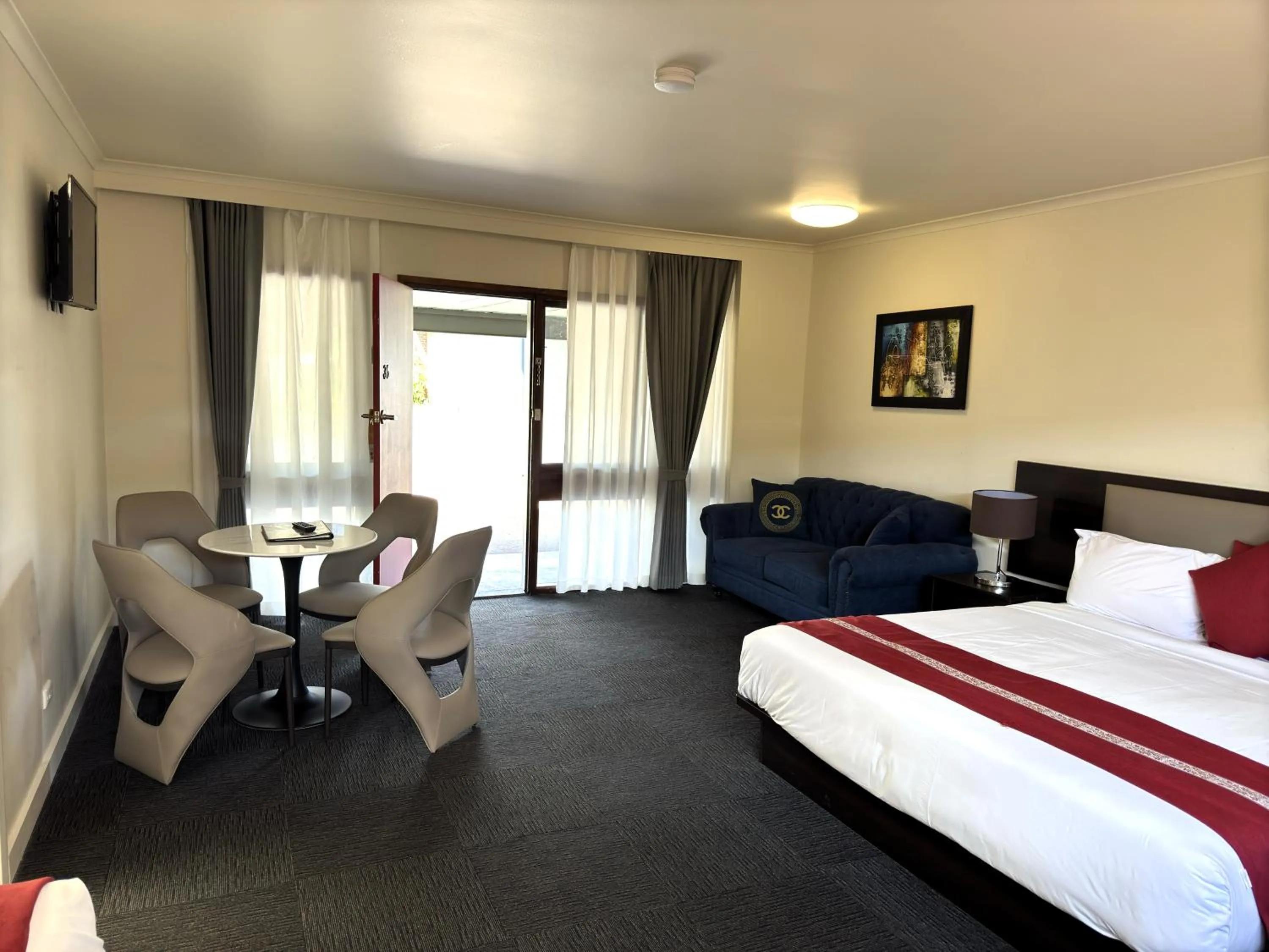 Photo of the whole room, Bed in Botanical Hamilton