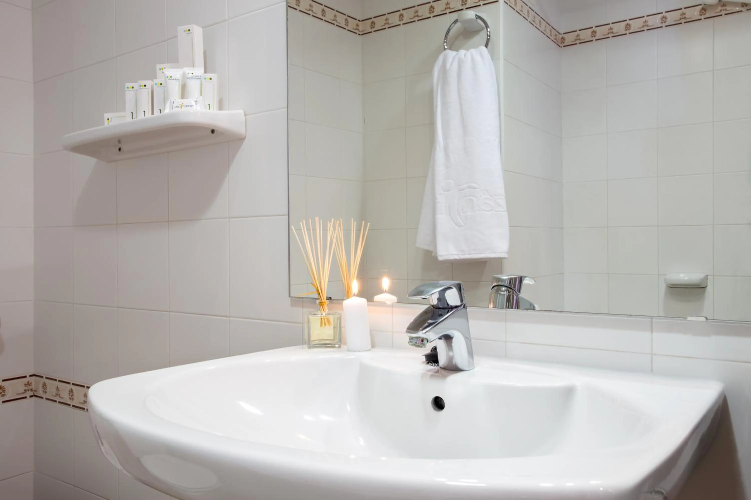 Bathroom in Hotel Izán Cavanna