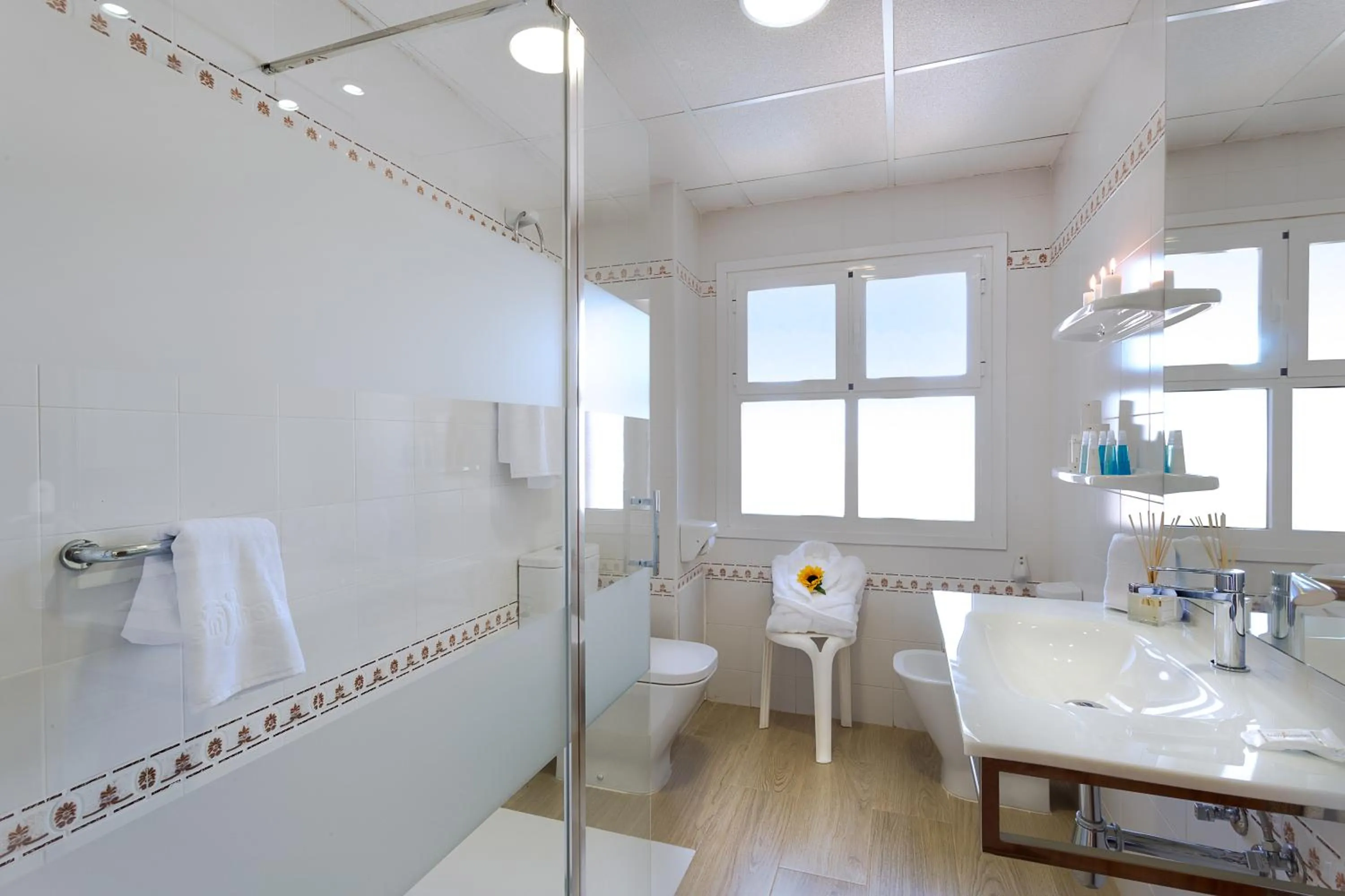 Bathroom in Hotel Izán Cavanna