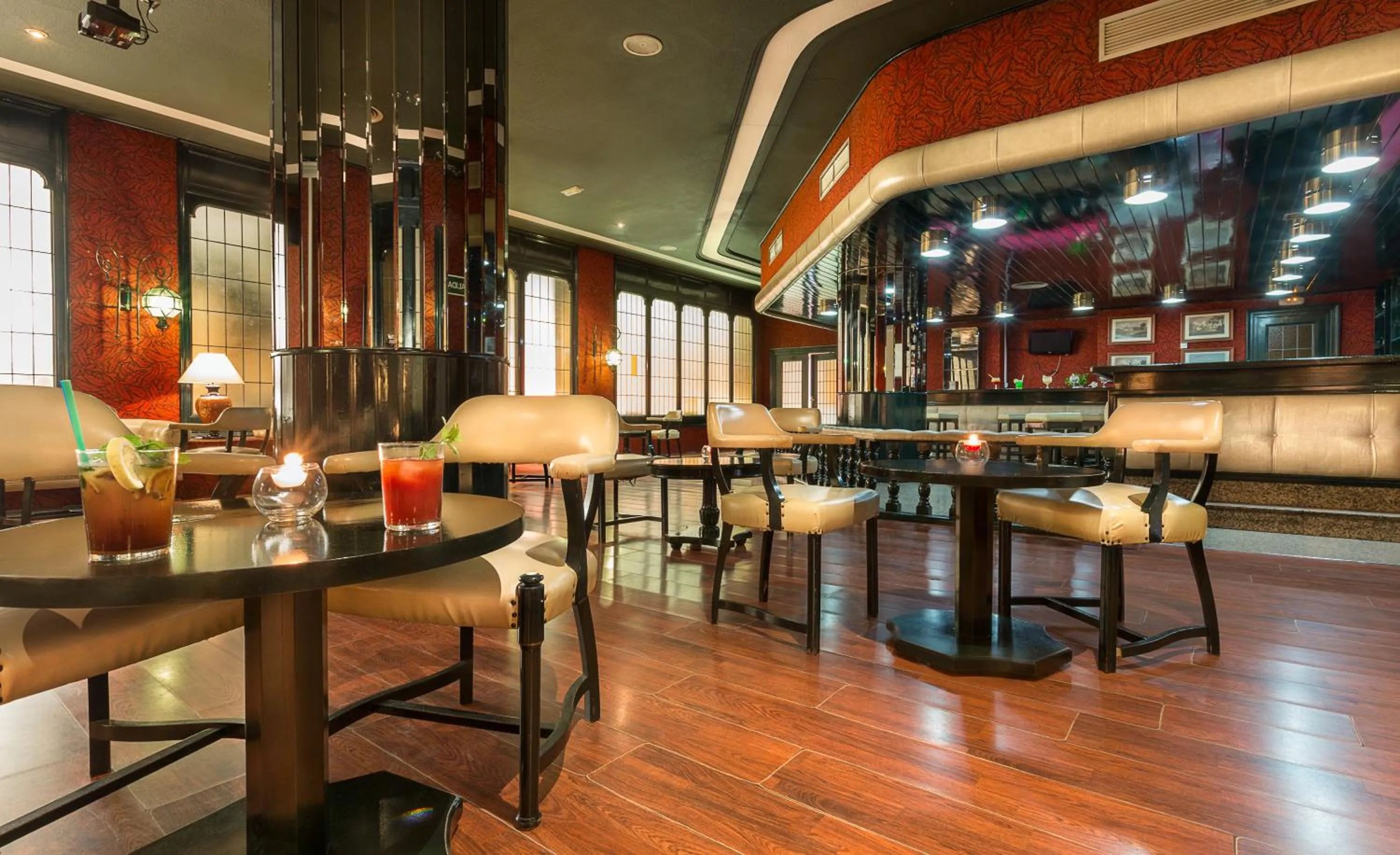 Lounge or bar in Hotel Izán Cavanna