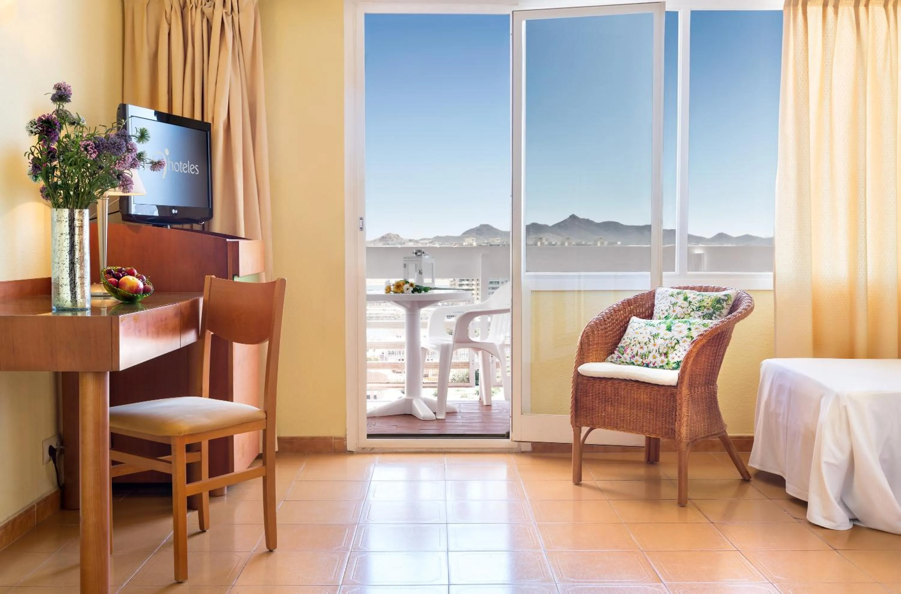 Decorative detail, Bed in Hotel Izán Cavanna