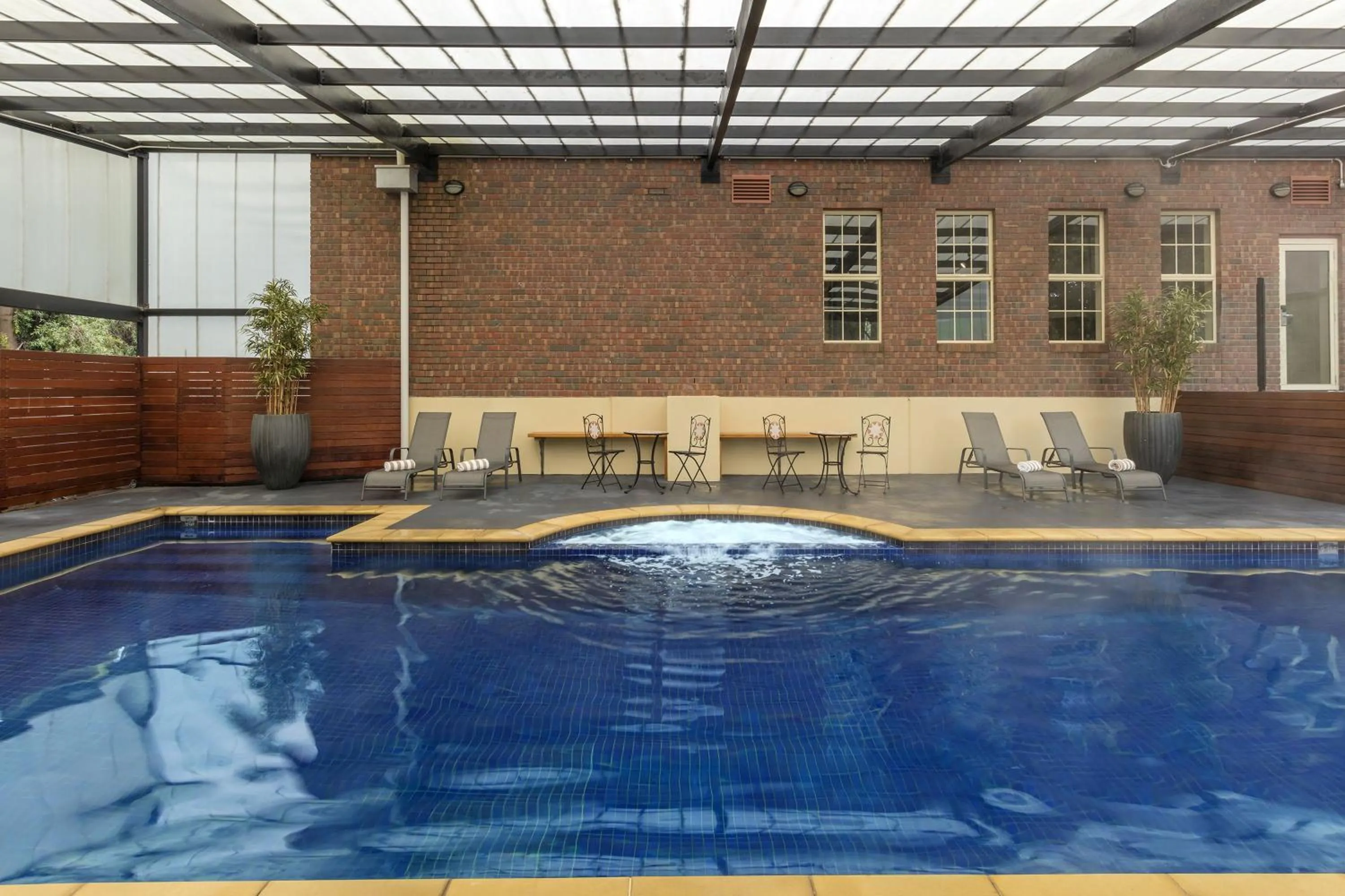 Swimming pool in Canterbury International Hotel