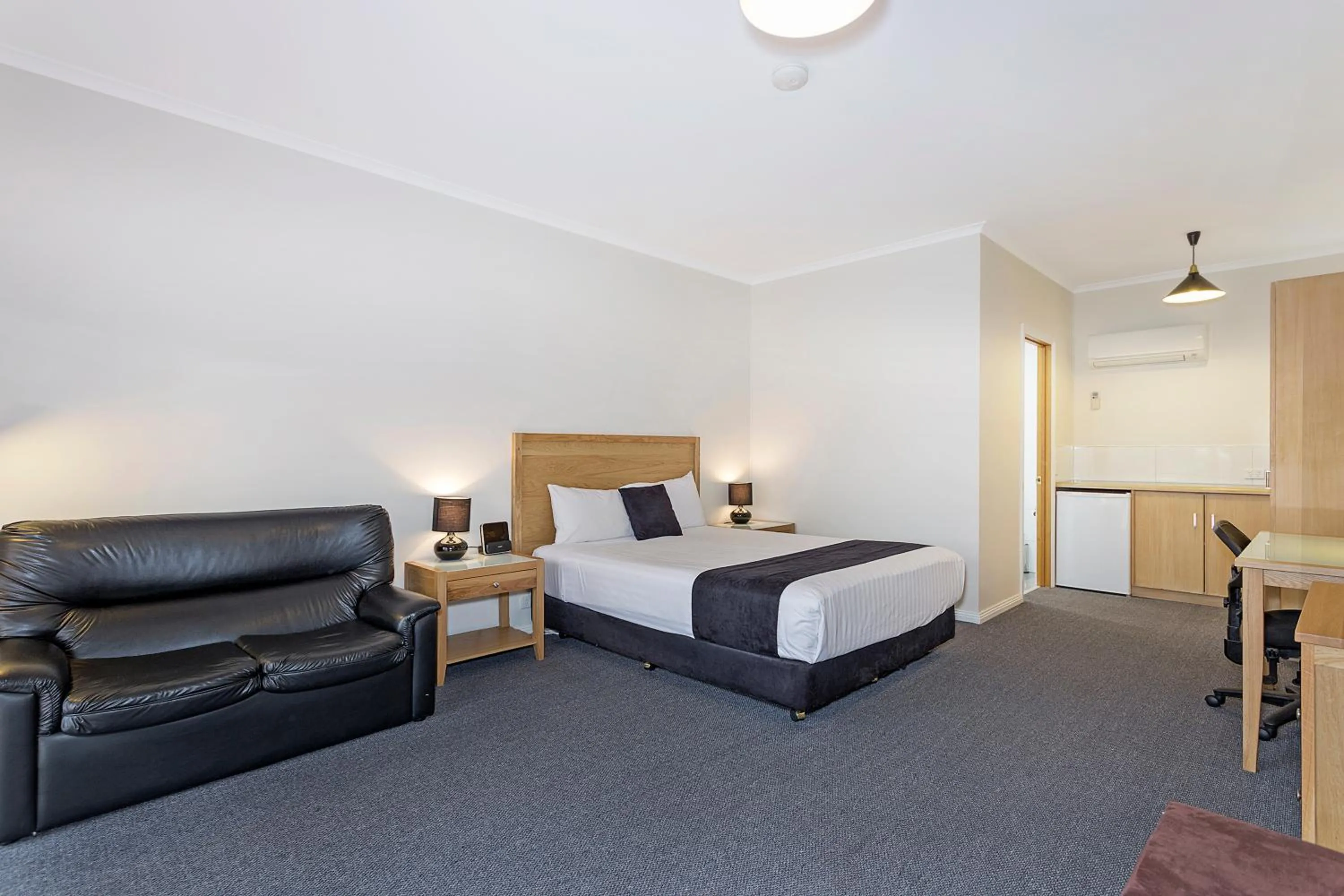 Restaurant/places to eat, Bed in Comfort Inn Lady Augusta