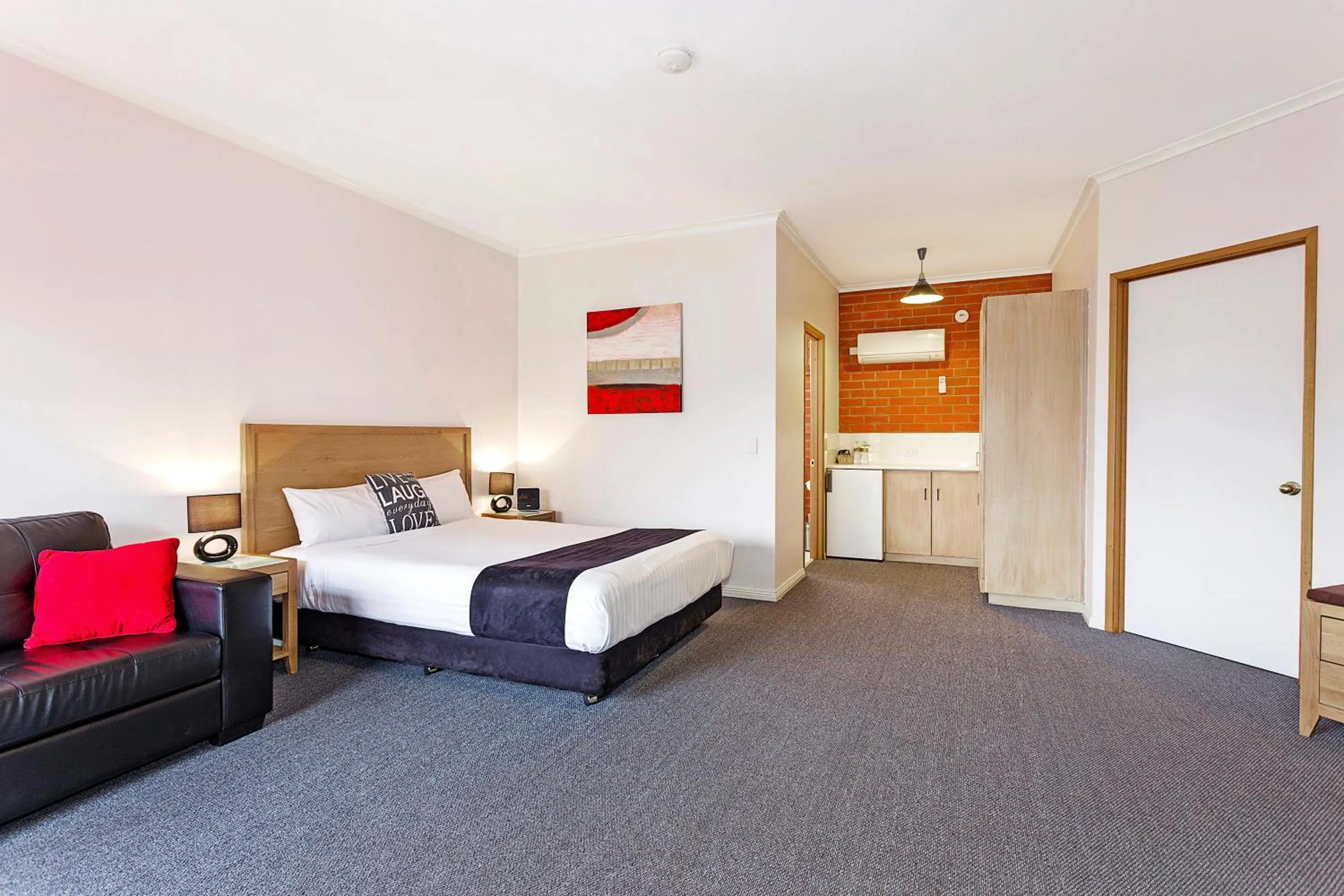 Restaurant/places to eat, Bed in Comfort Inn Lady Augusta