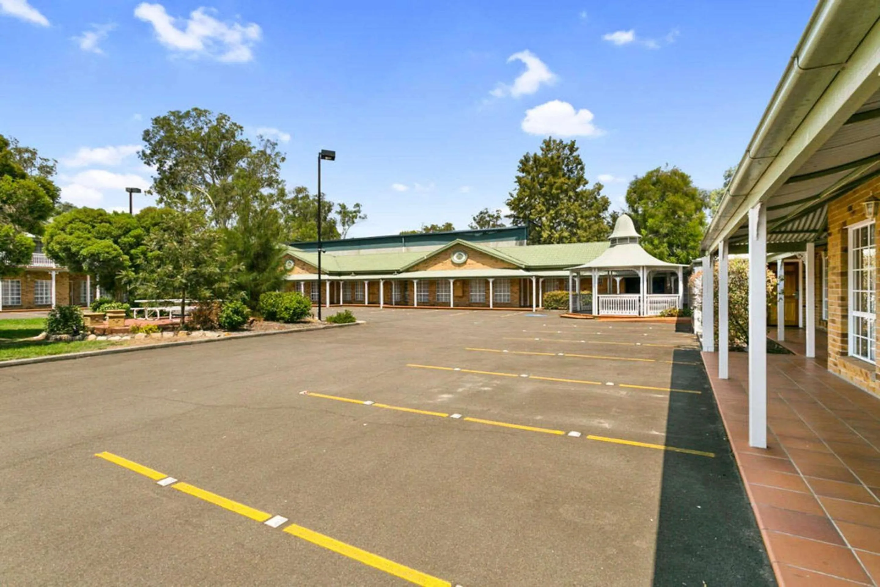 Property building in Quality Inn Penrith Sydney