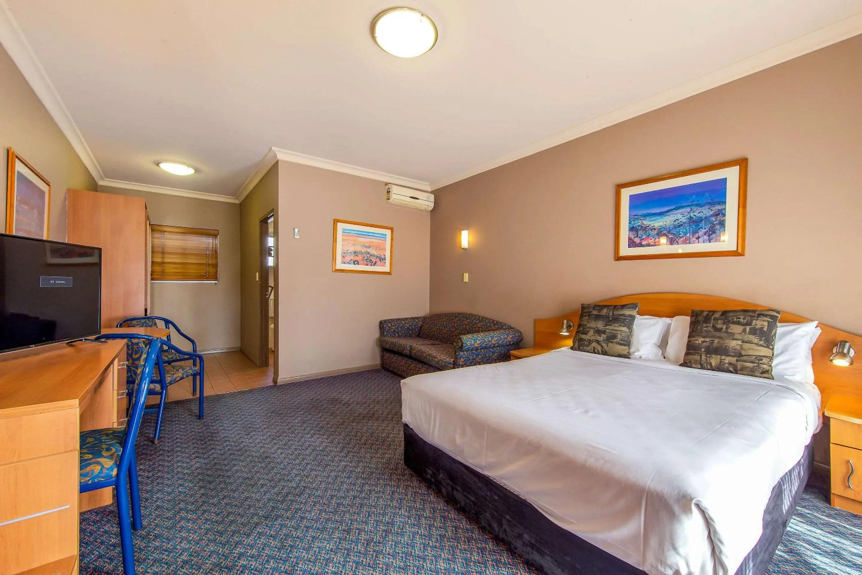 Bedroom, Bed in Quality Inn Penrith Sydney