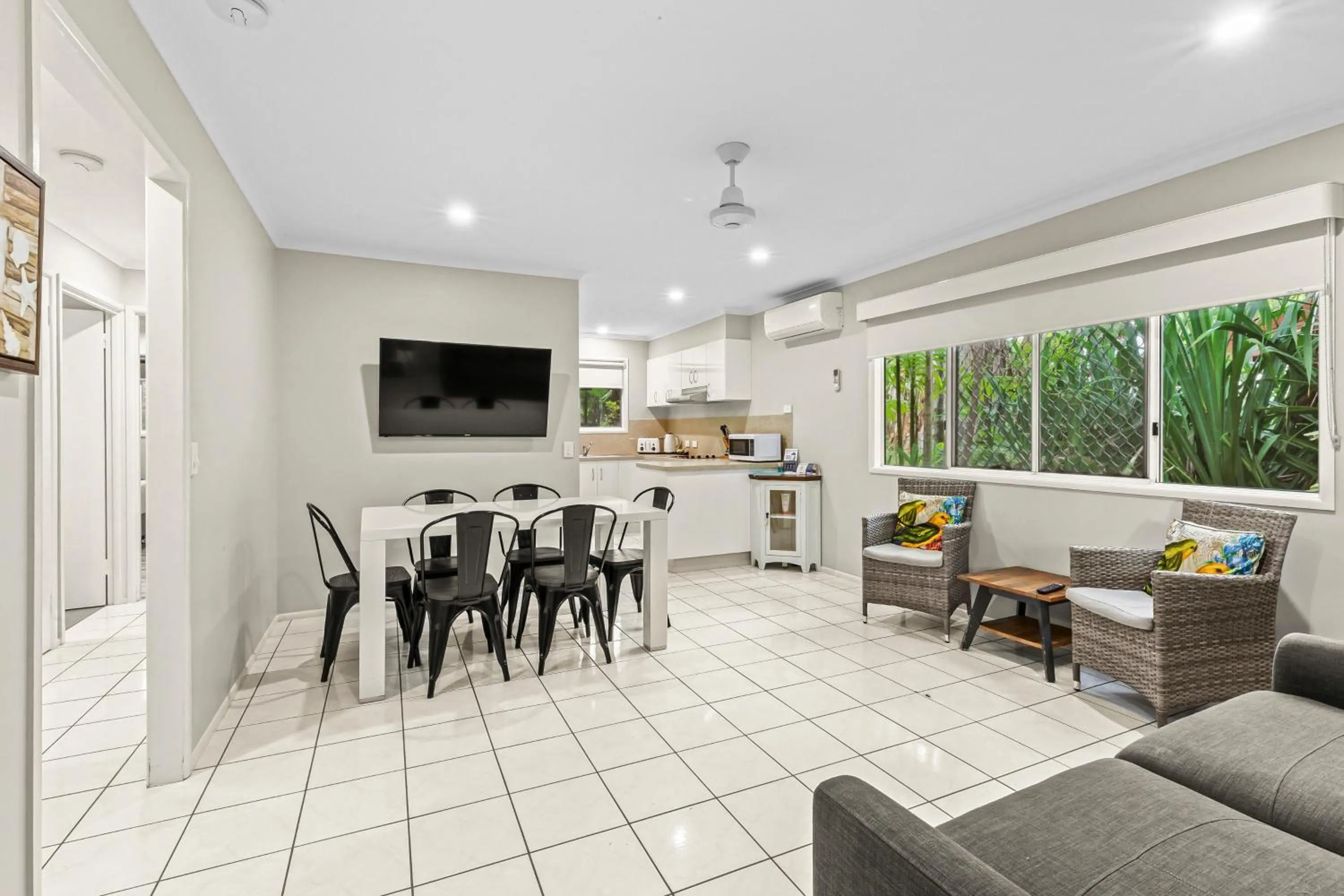 Dining area in Comfort Resort Blue Pacific