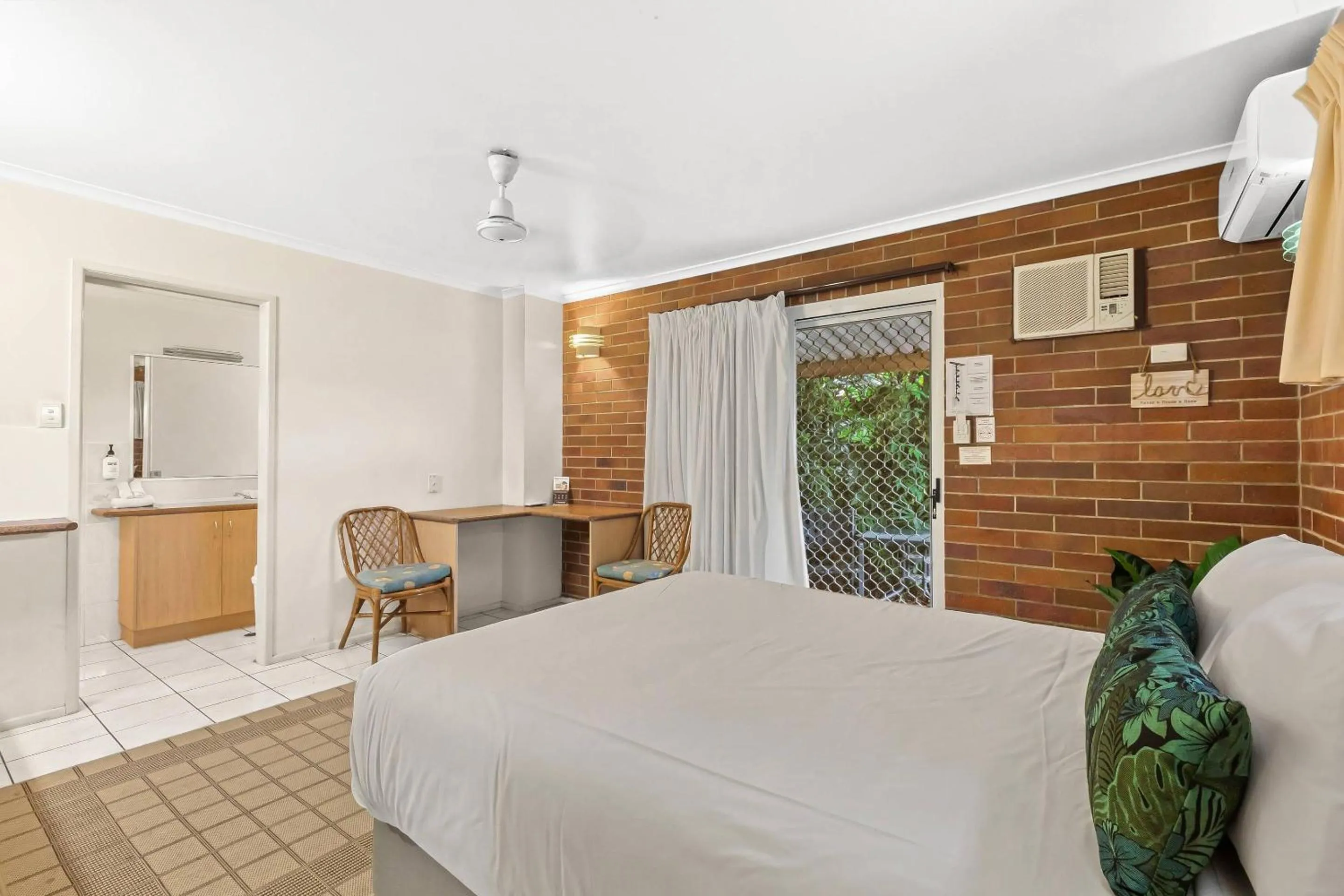 Bedroom, Bed in Comfort Resort Blue Pacific