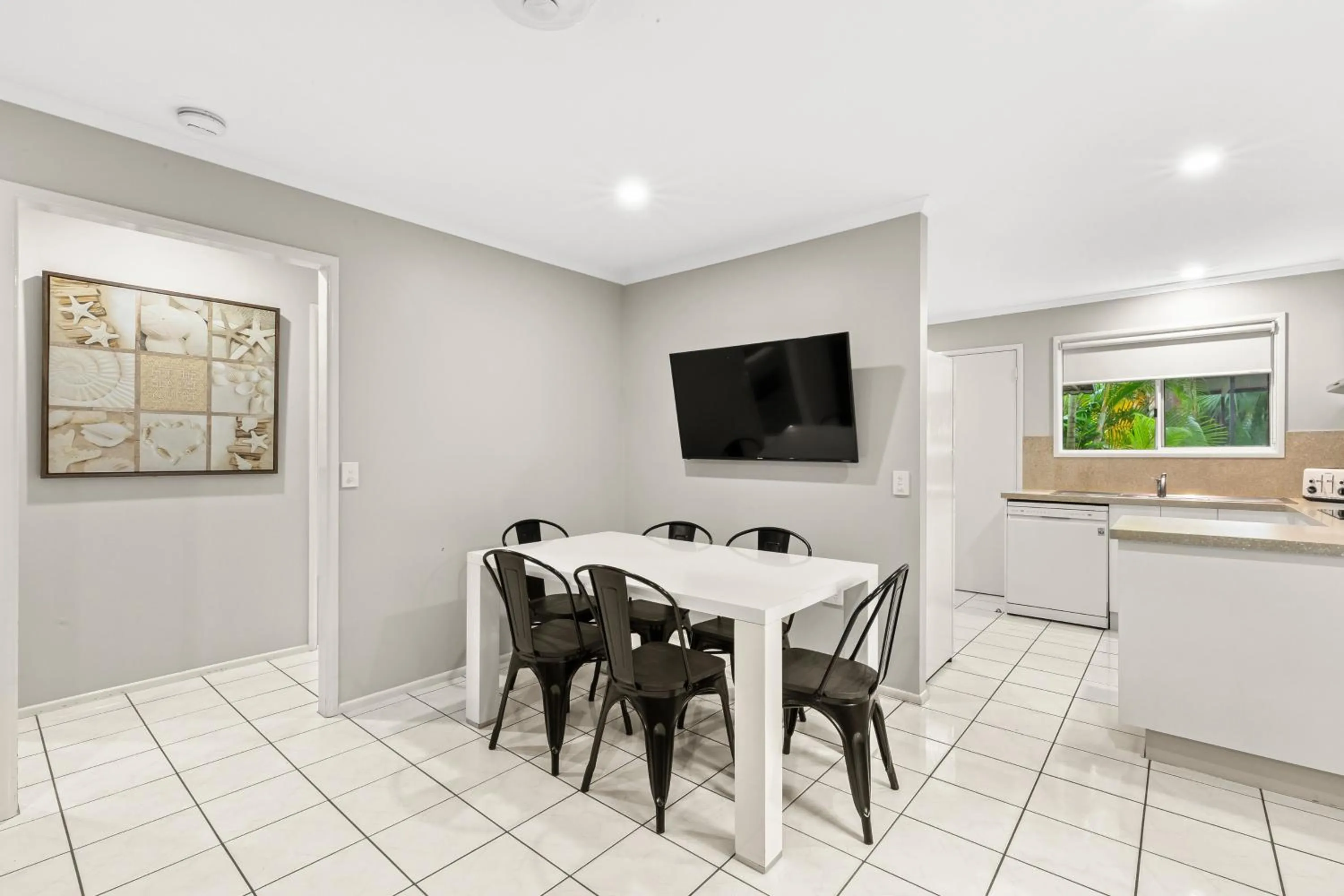 Dining area in Comfort Resort Blue Pacific