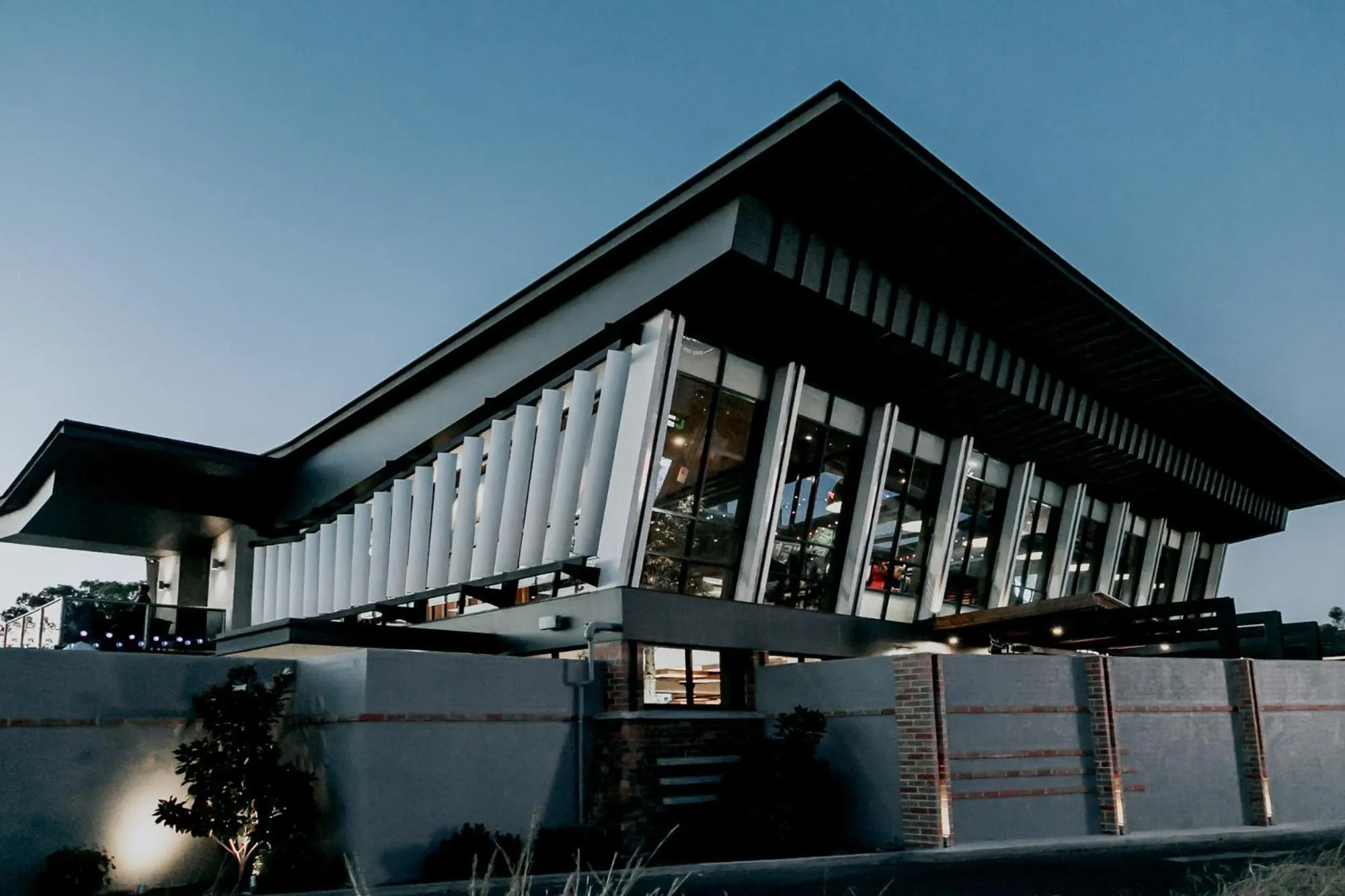 Property building in Highlander Hotel Bar Kitchen Rooftop