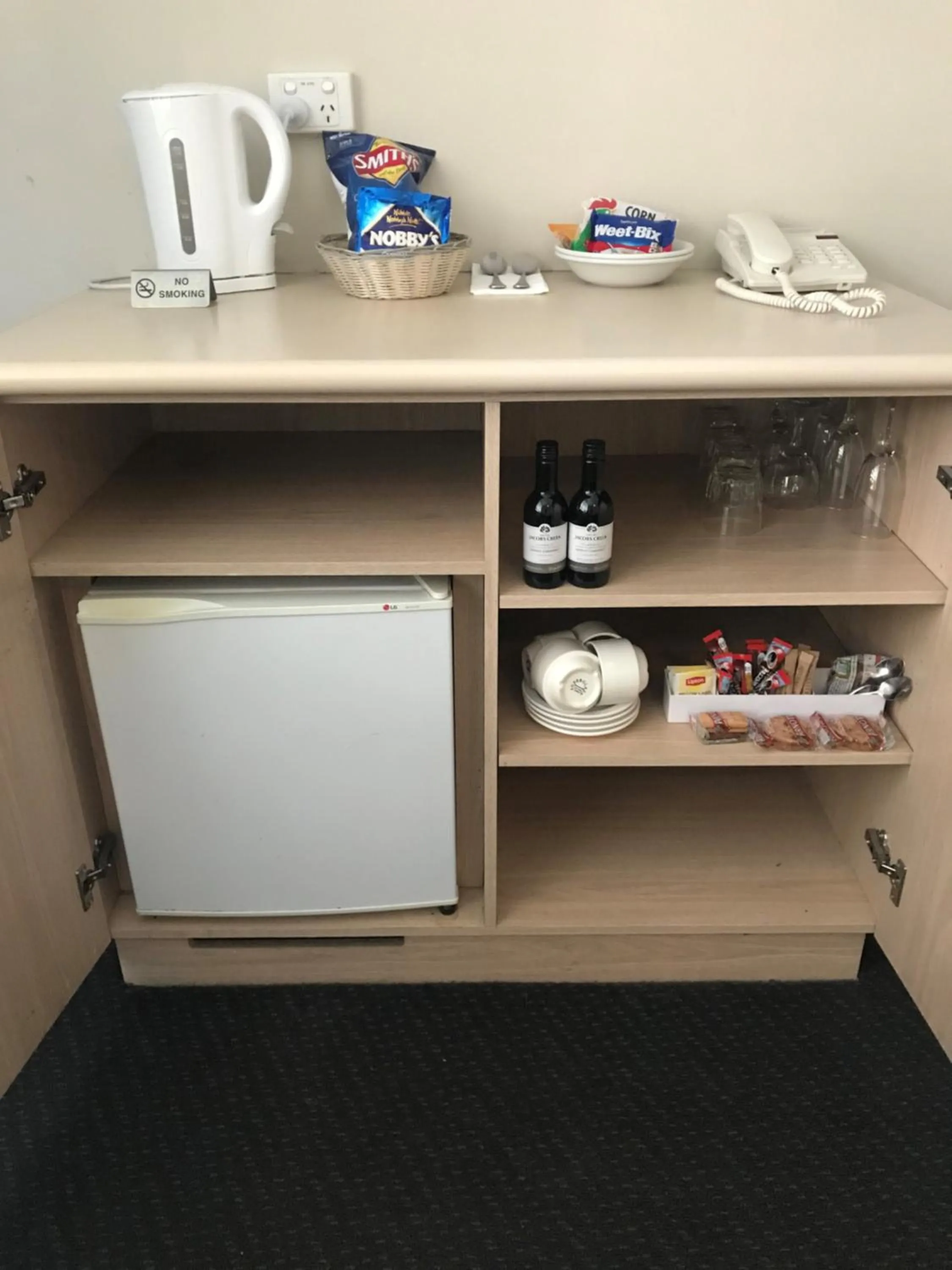 Coffee/tea facilities in Highlander Hotel Bar Kitchen Rooftop