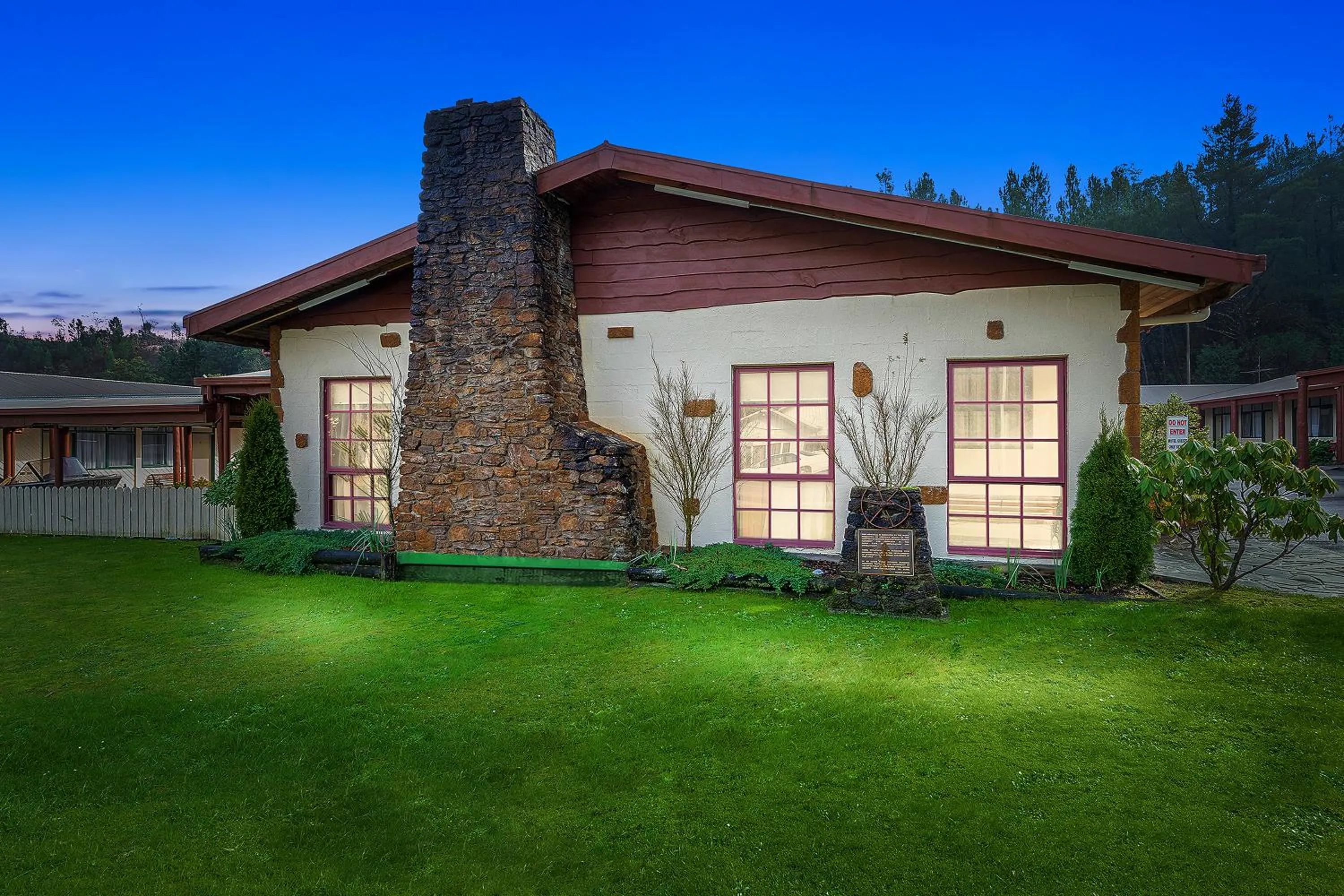 Property building in Gold Rush Inn