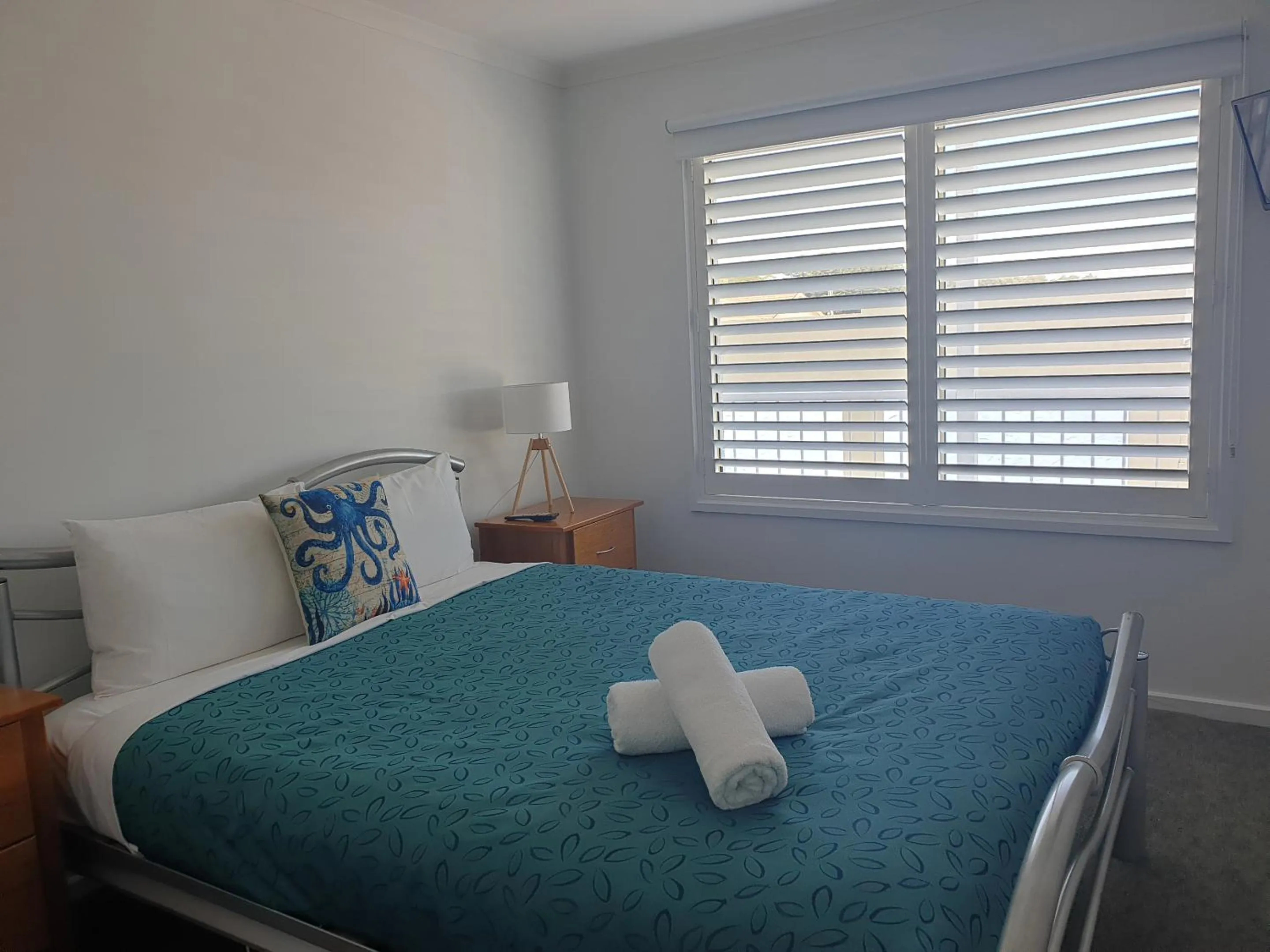 Bedroom, Bed in Waves on Banyan formerly Comfort Inn International
