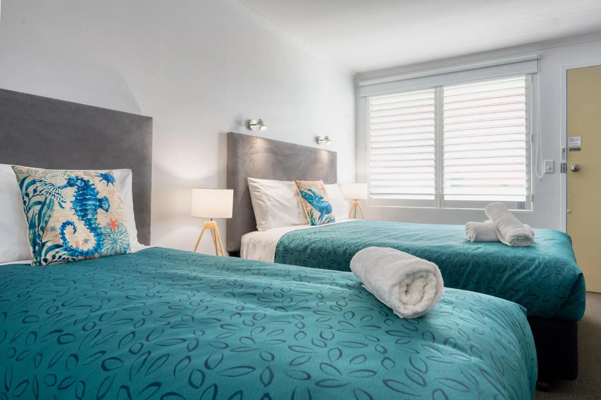 Bedroom, Bed in Waves on Banyan formerly Comfort Inn International