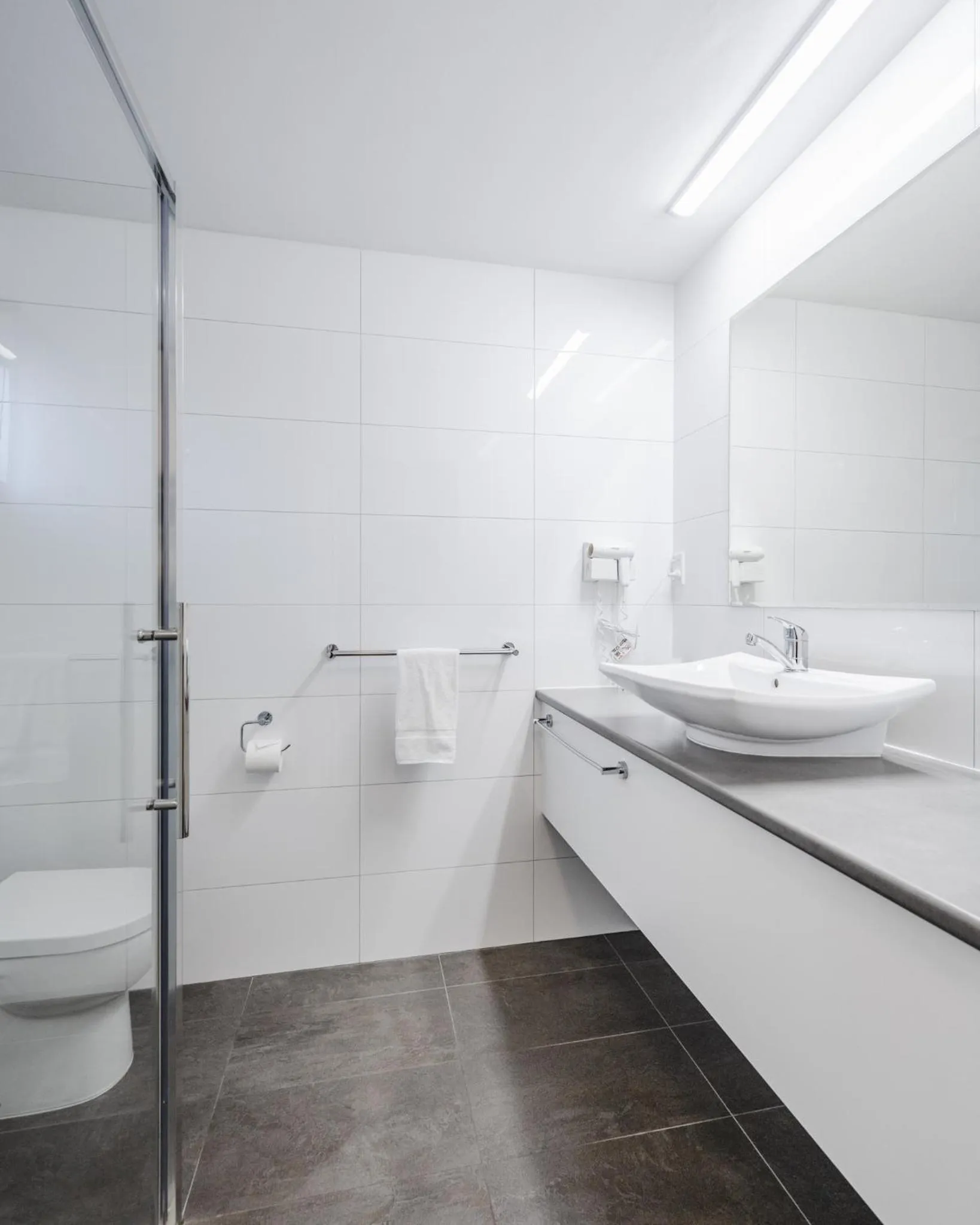 Bathroom in Waves on Banyan formerly Comfort Inn International