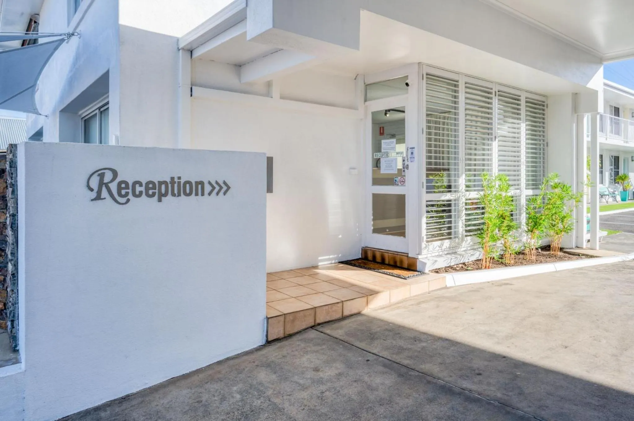 Facade/entrance in Waves on Banyan formerly Comfort Inn International