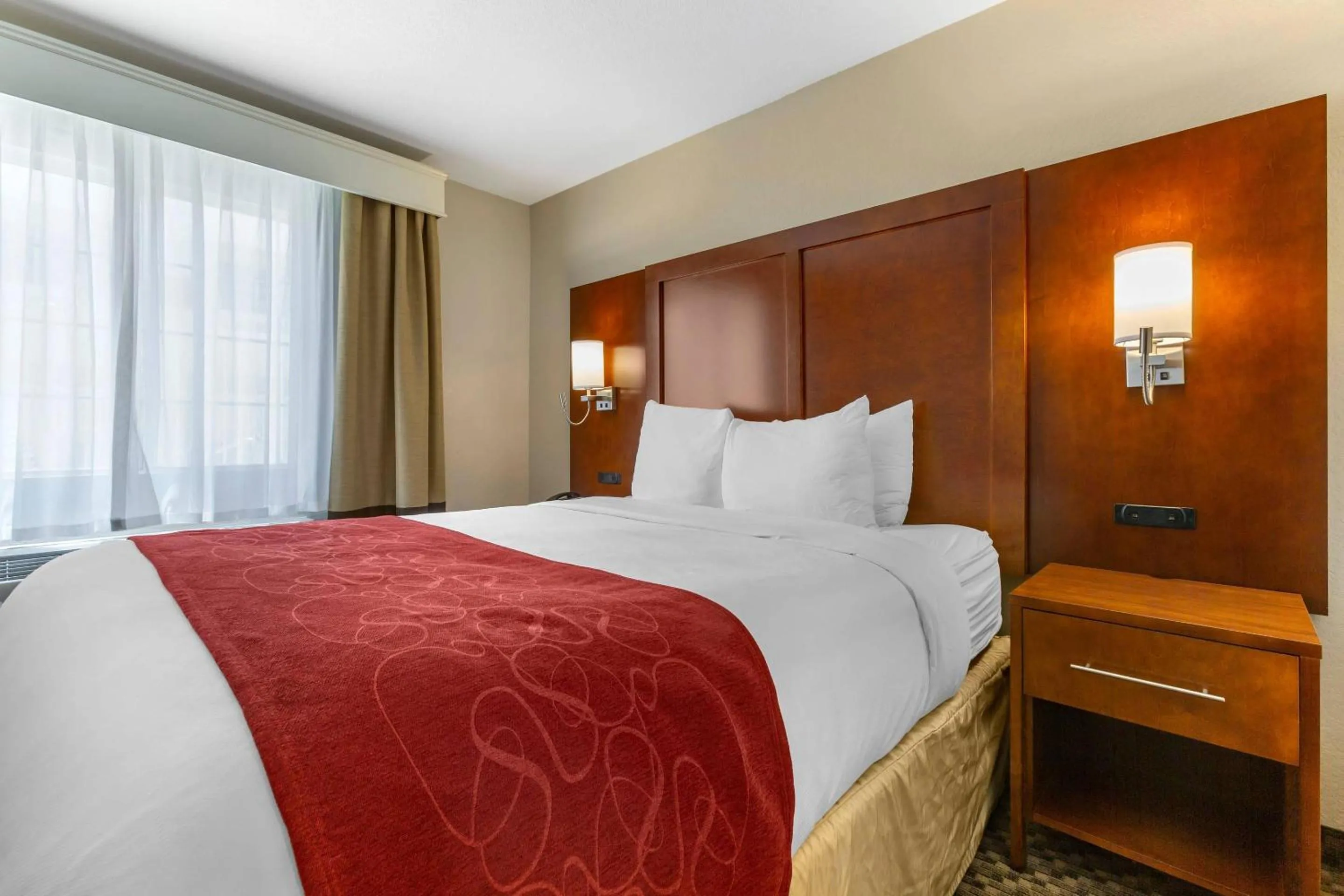 Bedroom, Bed in Comfort Suites Phoenix Airport