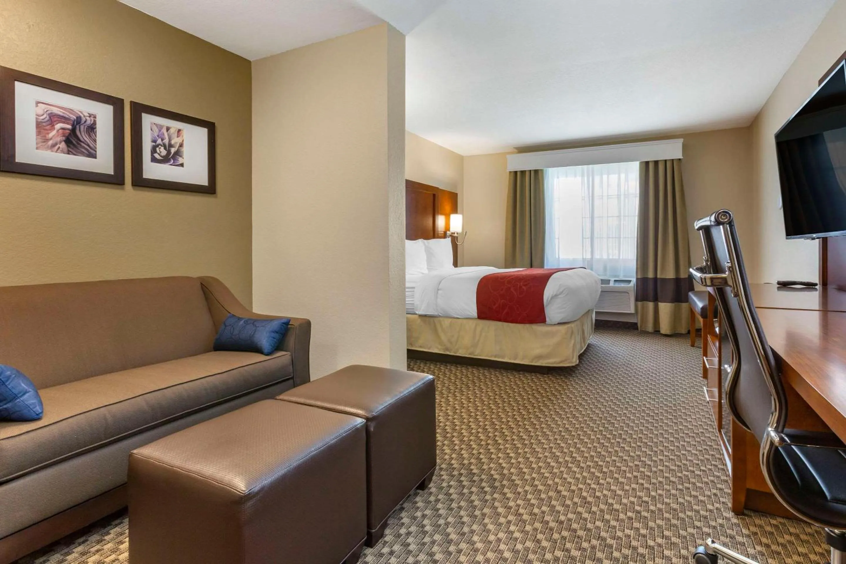 Bedroom, Bed in Comfort Suites Phoenix Airport