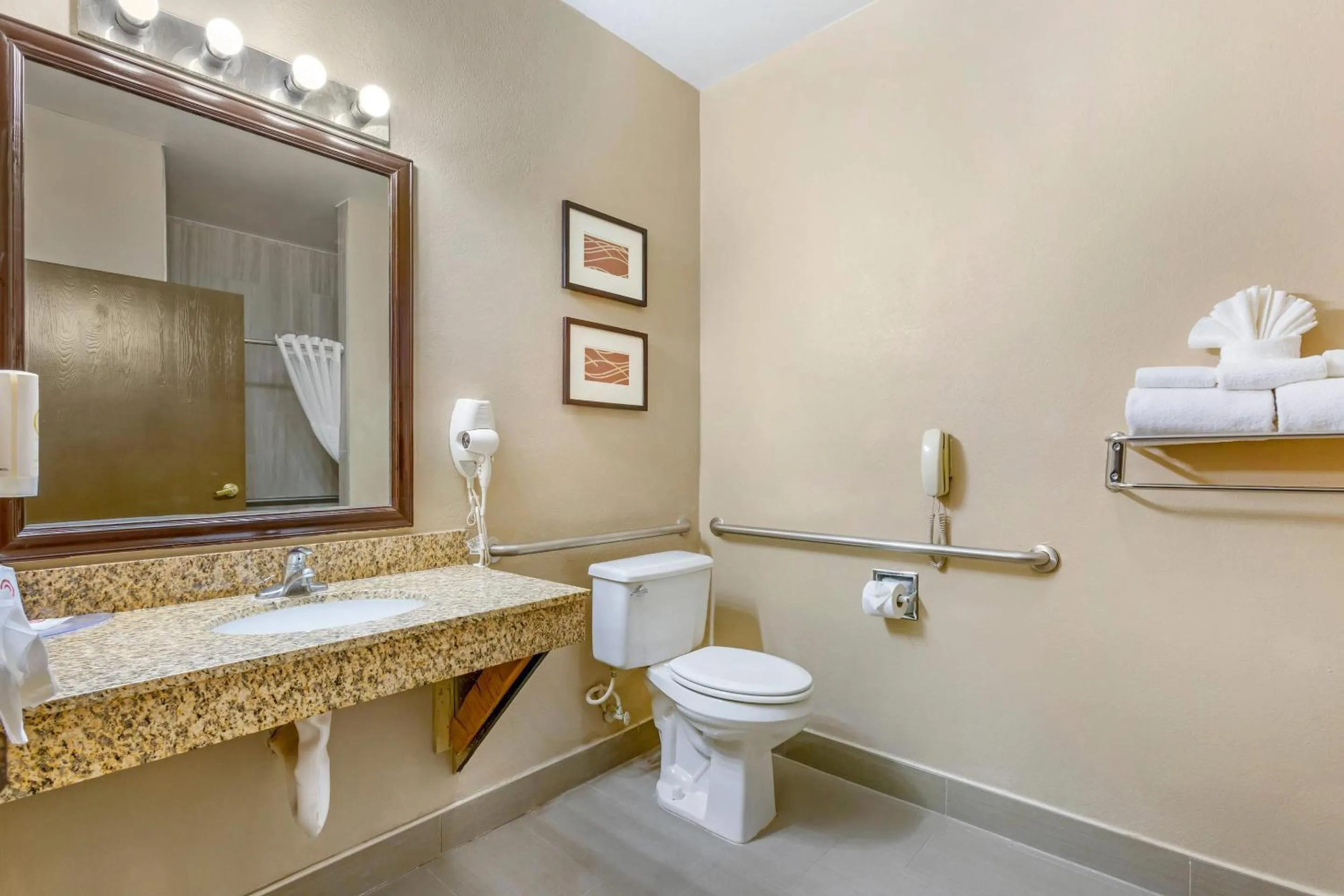 Bedroom in Comfort Inn Phoenix Central City