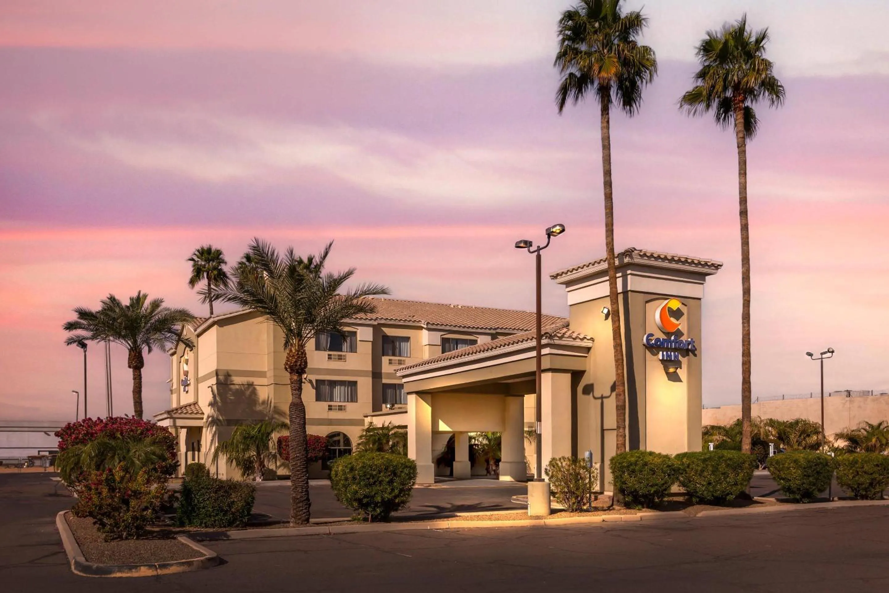 Property building in Comfort Inn Phoenix Central City