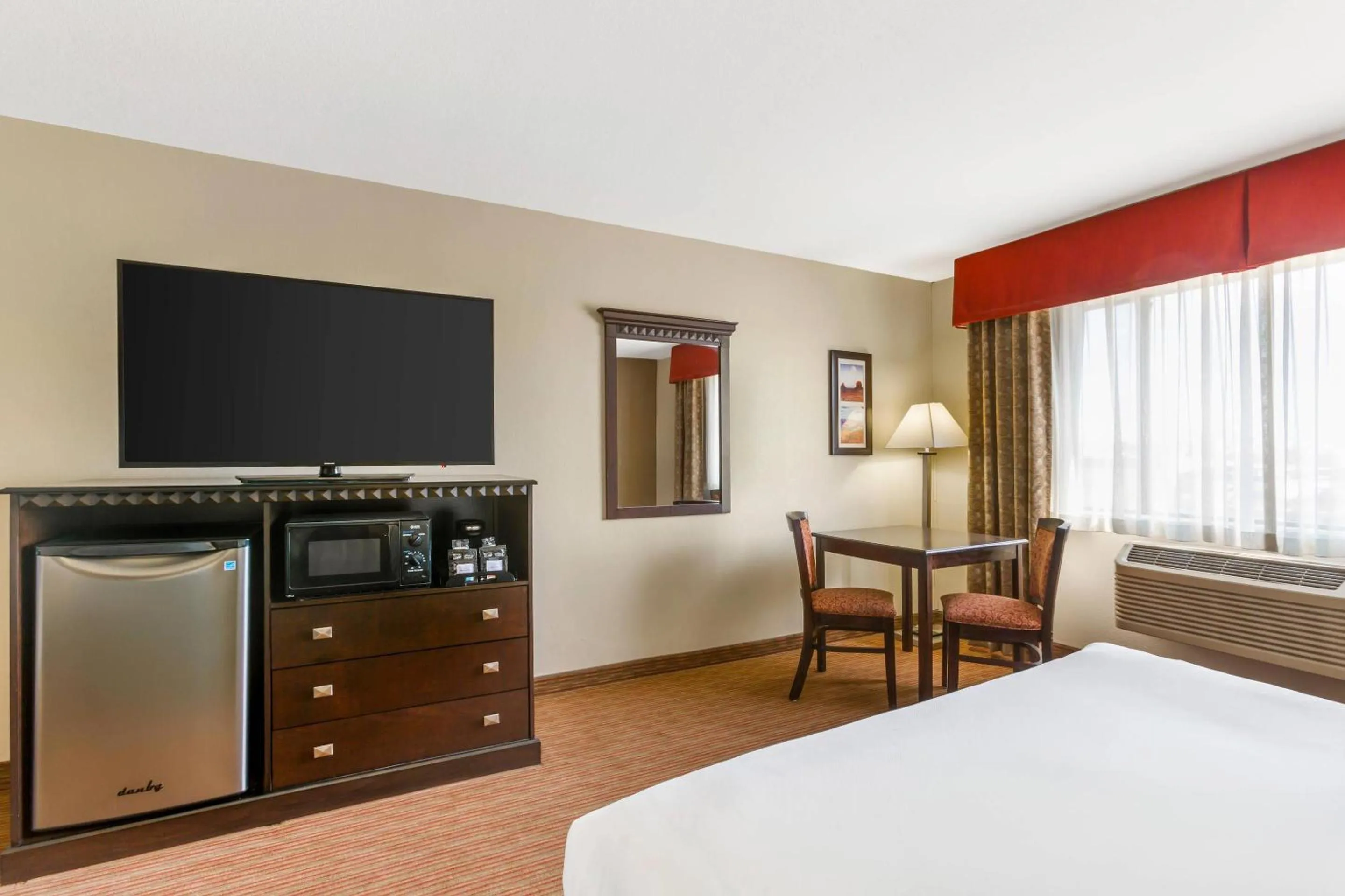 Bedroom, Bed in Comfort Inn Phoenix Central City