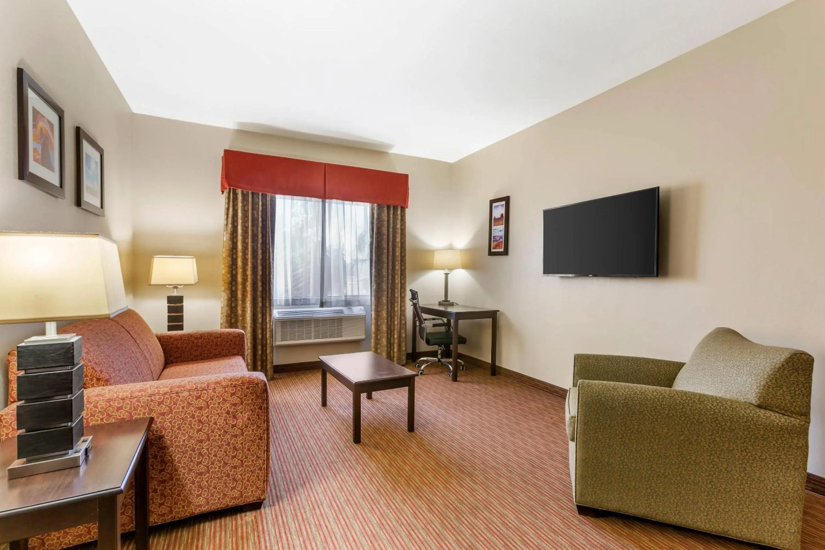 Bedroom in Comfort Inn Phoenix Central City