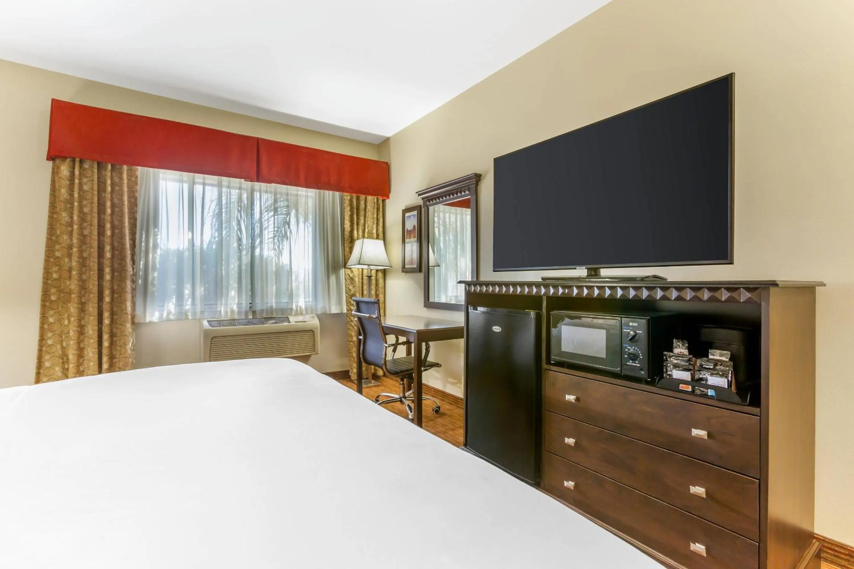 Bedroom, Bed in Comfort Inn Phoenix Central City