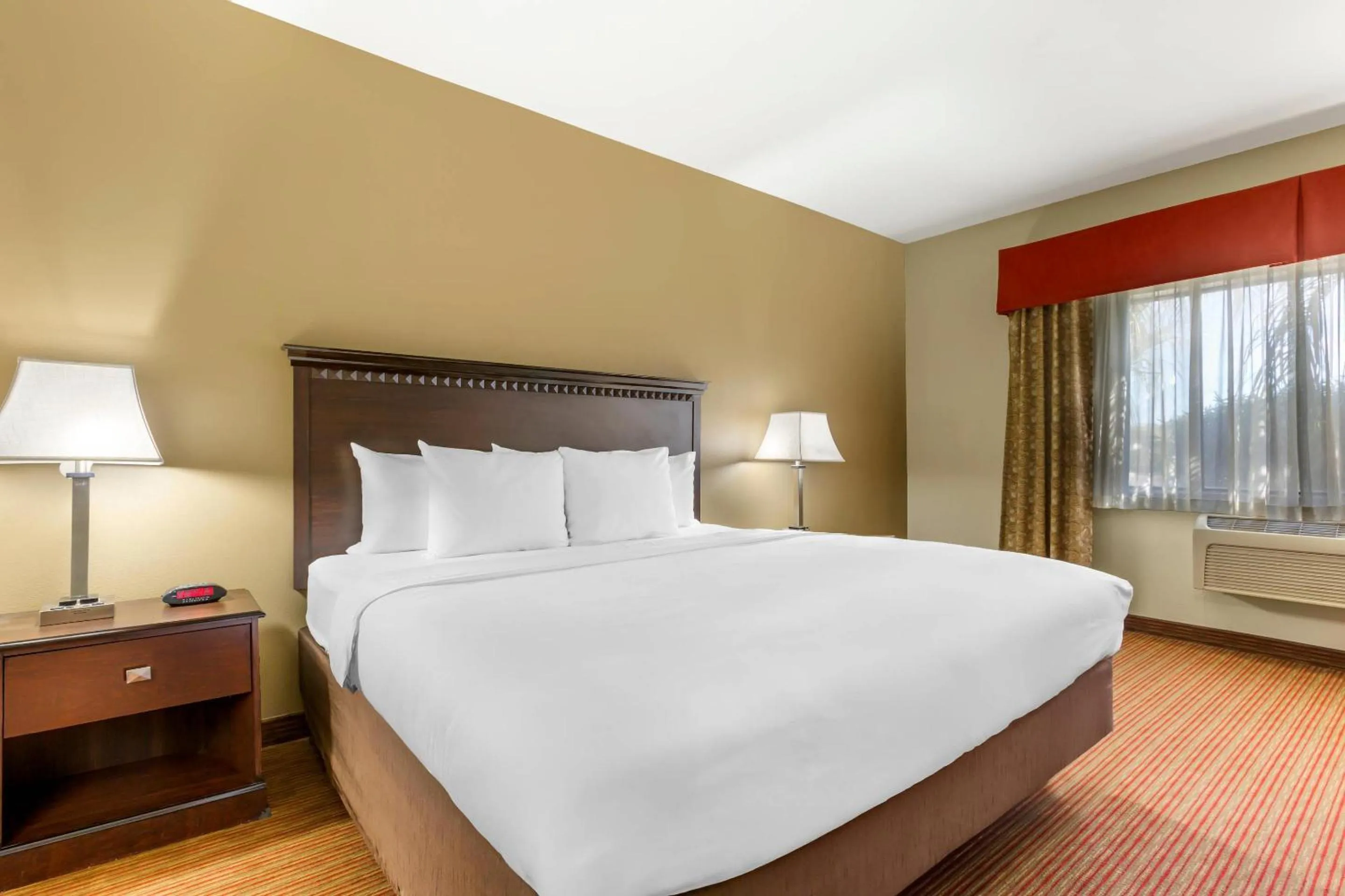 Bedroom, Bed in Comfort Inn Phoenix Central City